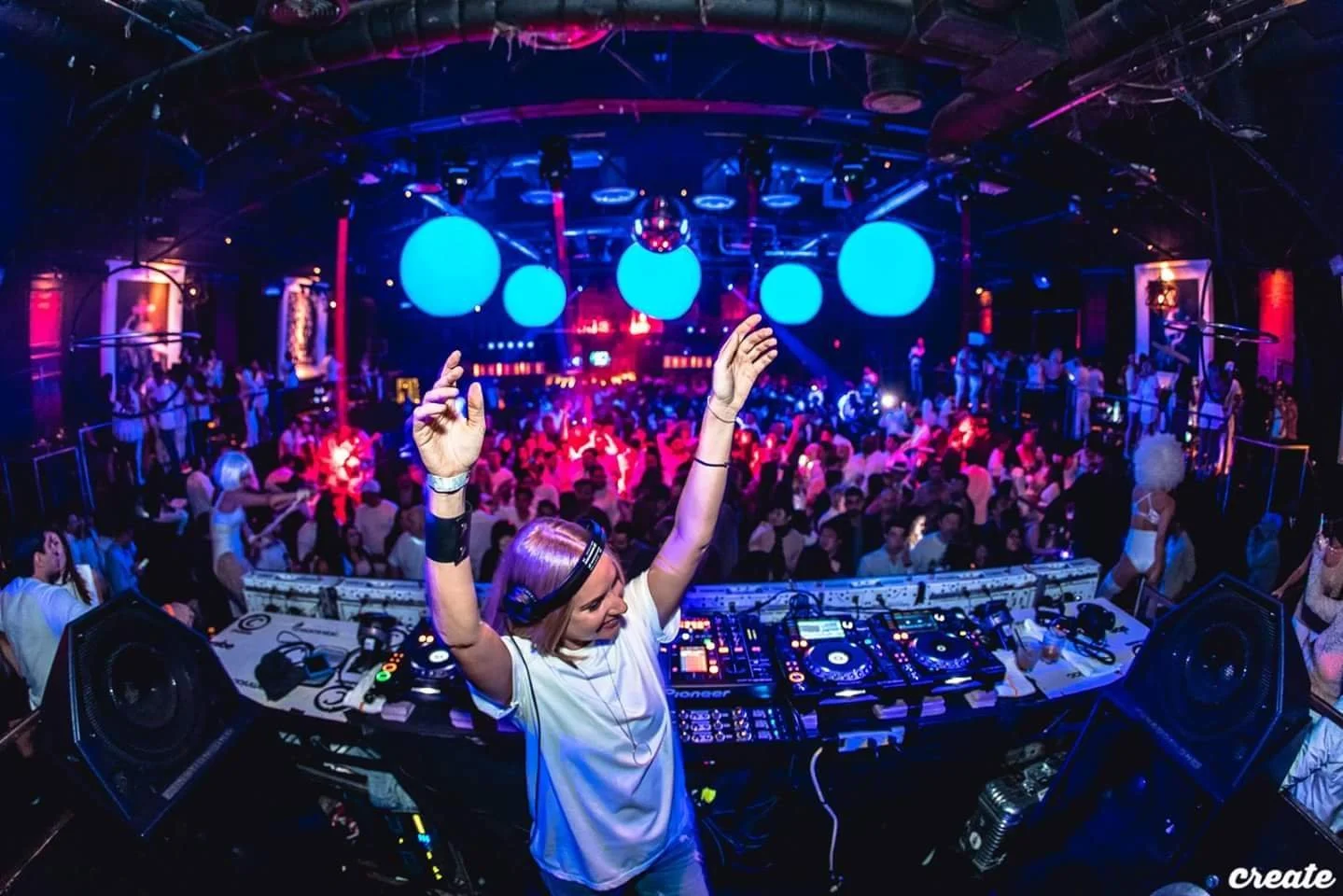 dj-inflatable-spheres-with-blue-leds.jpg