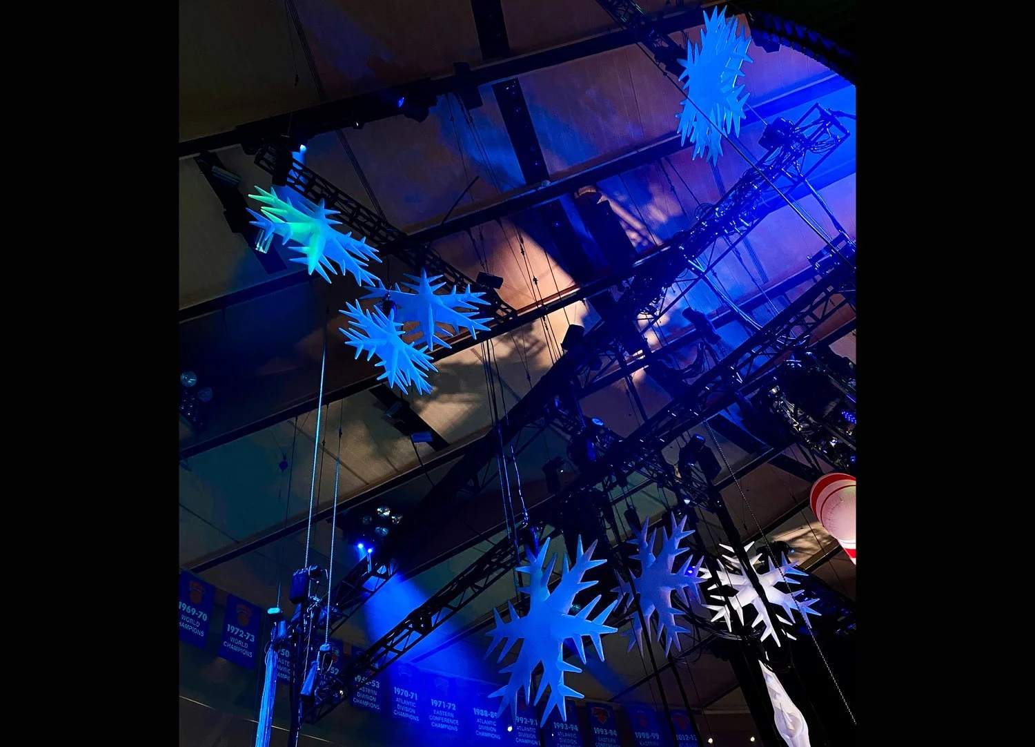 Inflatable-Snowflakes-for-rental.jpg
