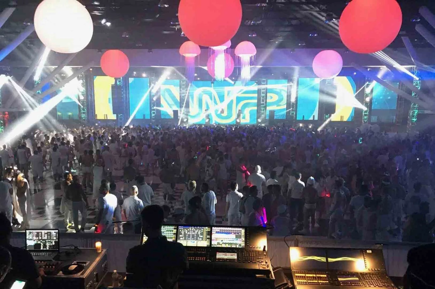 Under-the-Sea-inflatable-lighting-Jellyfish-and-spheres-DJ-nightclub.jpg