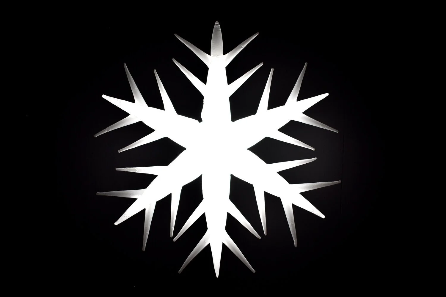 inflatable-Snowflake-with-white-ligths .jpg
