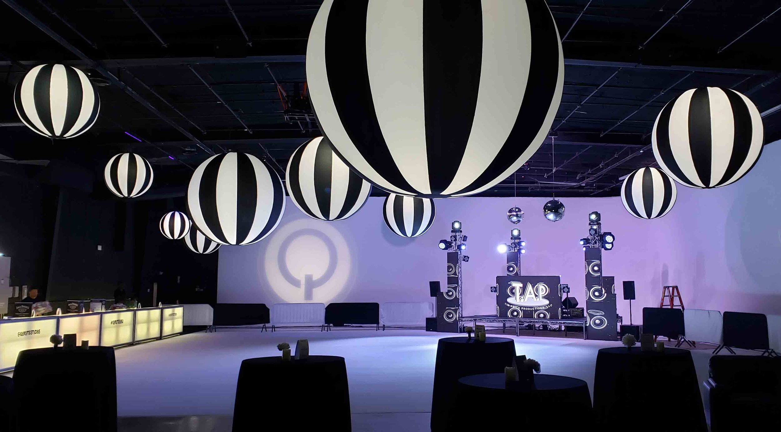 Inflatable 

B & W Spheres 