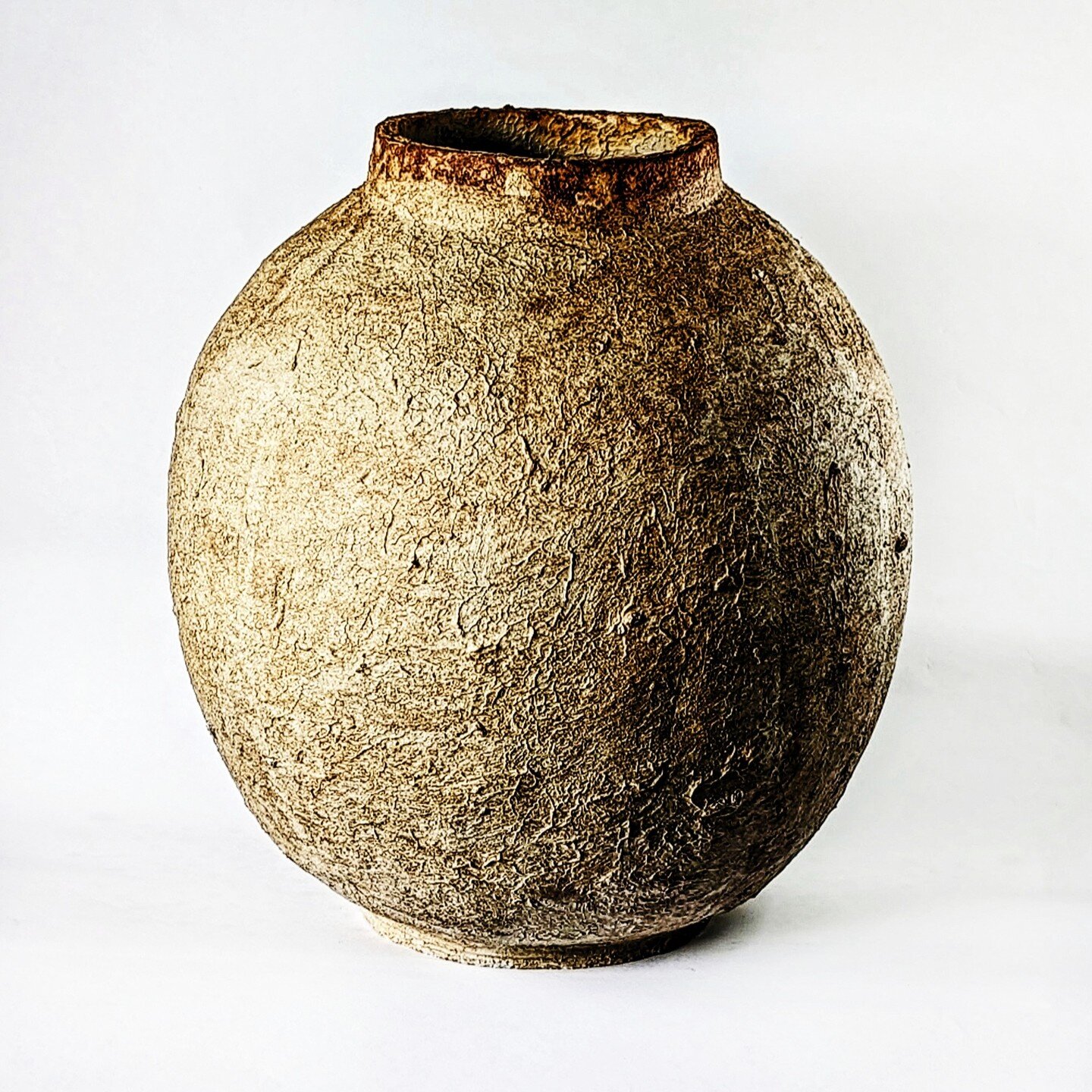 Something new&hellip;&hellip;&hellip;&hellip;..

Those who have been following along for a while will know that this &lsquo;almost&rsquo; moon jar is significant.

It&rsquo;s round! I&rsquo;m not at all accustomed to too many curved surfaces.

This (