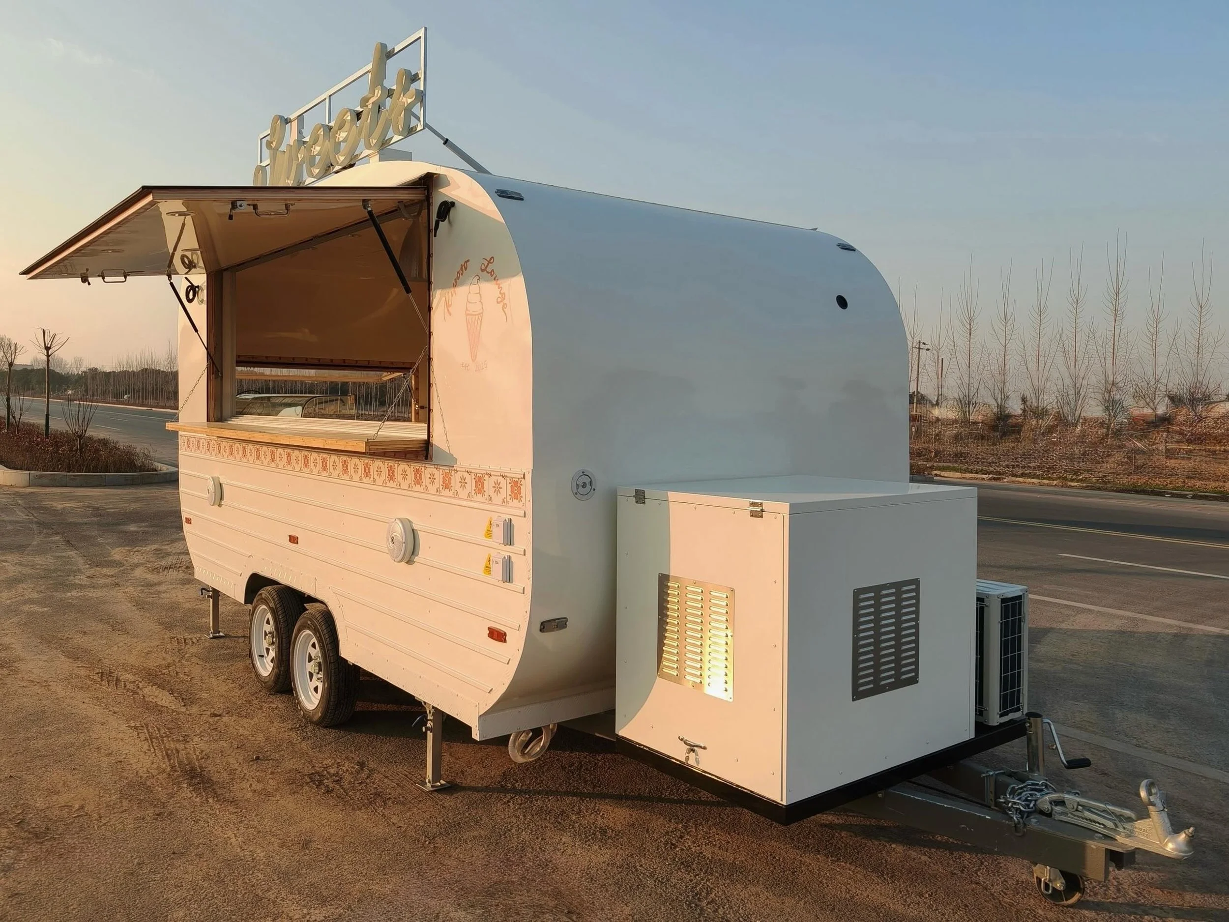 Golden hour on the Vintage Elegance model ✨
The creamy white exterior, retro stripe detailing, custom rooftop sign, and soft brown branding came together so perfectly on this one. Feels like the kind of trailer you&rsquo;d pull up to as a kid and nev