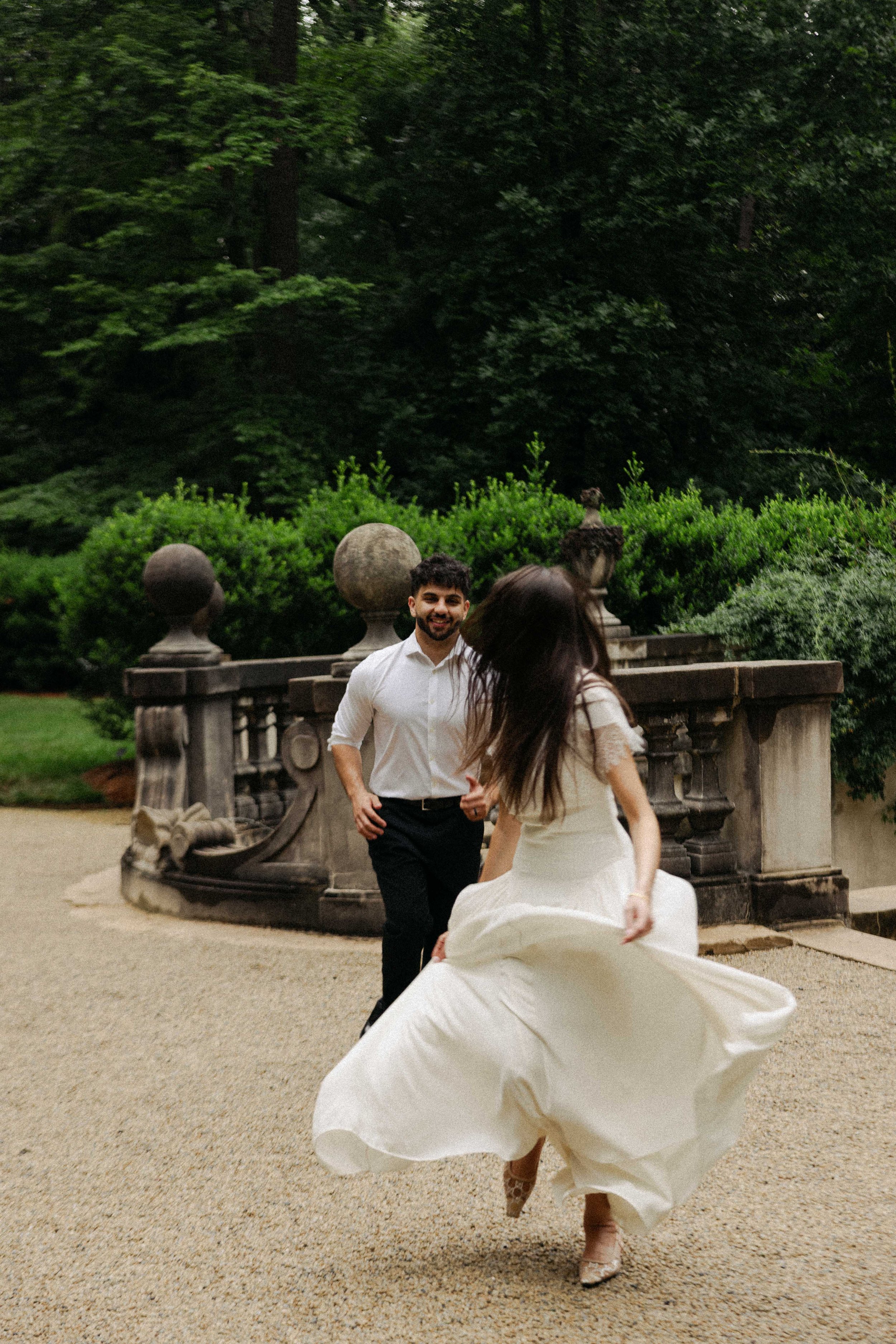 A couple running at the Atlanta Swan House