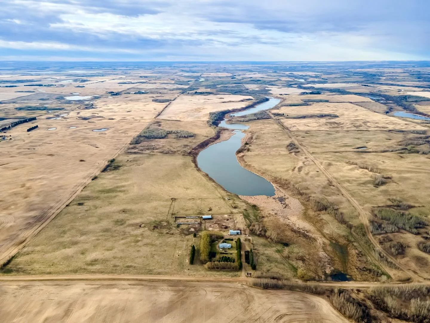 We took a scenic 2 hour drive 🚙 outside of Edmonton to get photos 📸 of this serene acreage with @daniel_real_estate_ !
&bull;
&bull;
&bull;
&bull;
&bull;
&bull;
&bull;
#yeg #edmonton #photography #realesatate #realtor #realestatephotography #drone 