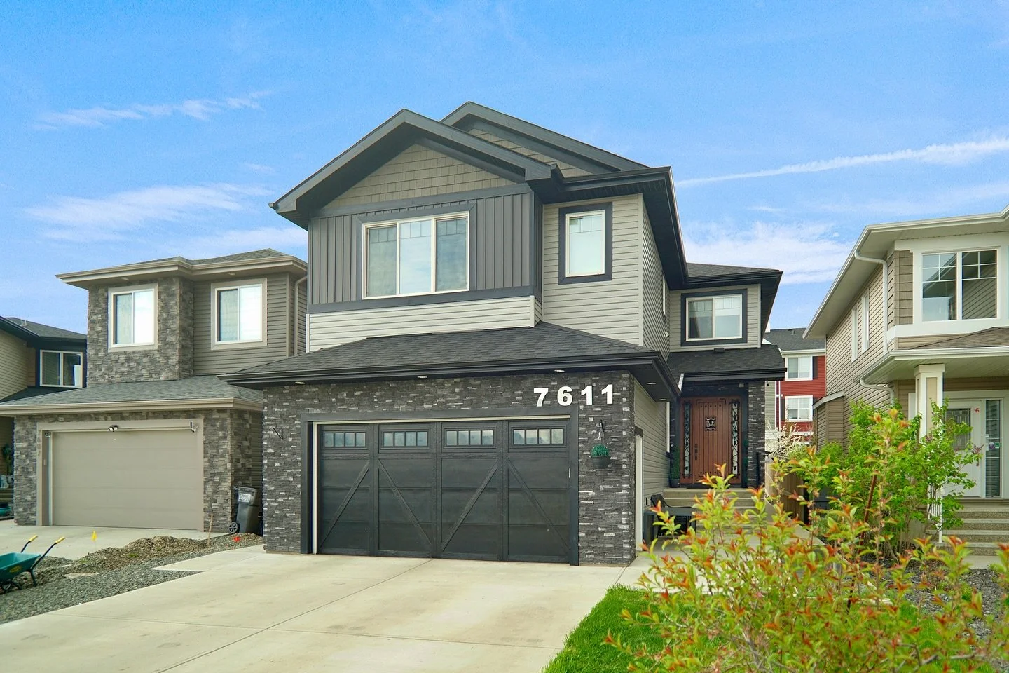Capturing the beauty of this listing in North Edmonton🏡Checkout the all-black kitchen🤩
Contact us today and book your photoshoot!
&bull;
&bull;
&bull;
&bull;
&bull;
&bull;
&bull;
#realestate #realestatephotography #photographer #yeg #edmonton #albe