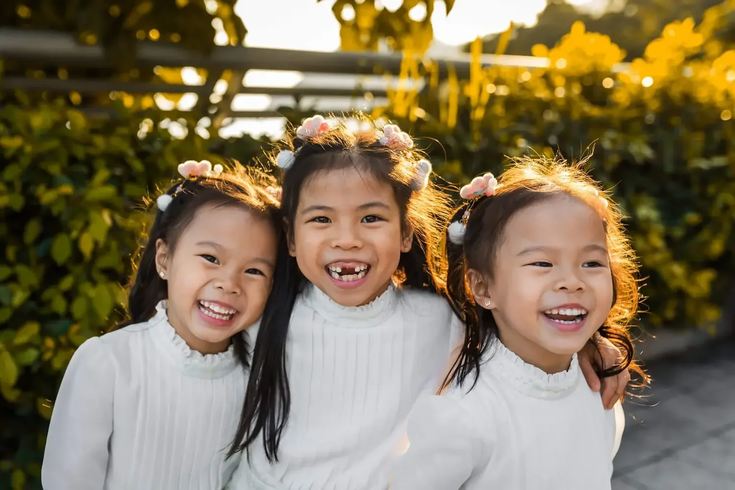 Sisters laugh during a family photo sessions in Hong Kong with Ian Taylor