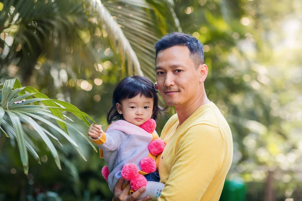 Dad holds daughter during a photo session at The Botanical Garden HK