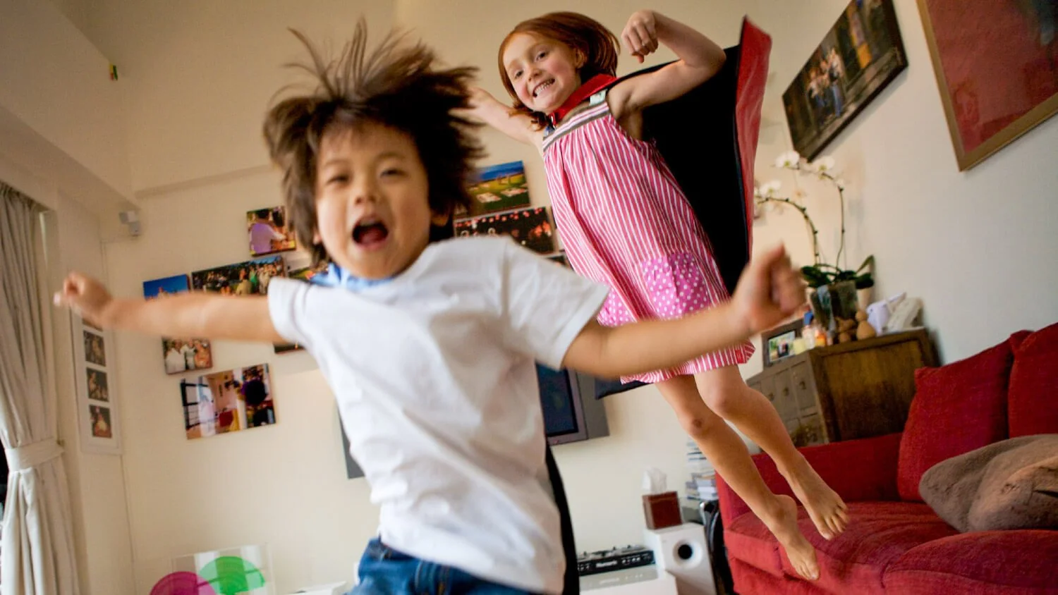 Kids jumping off a sofa in Hong Kong 香港家庭照｜家居親子攝影