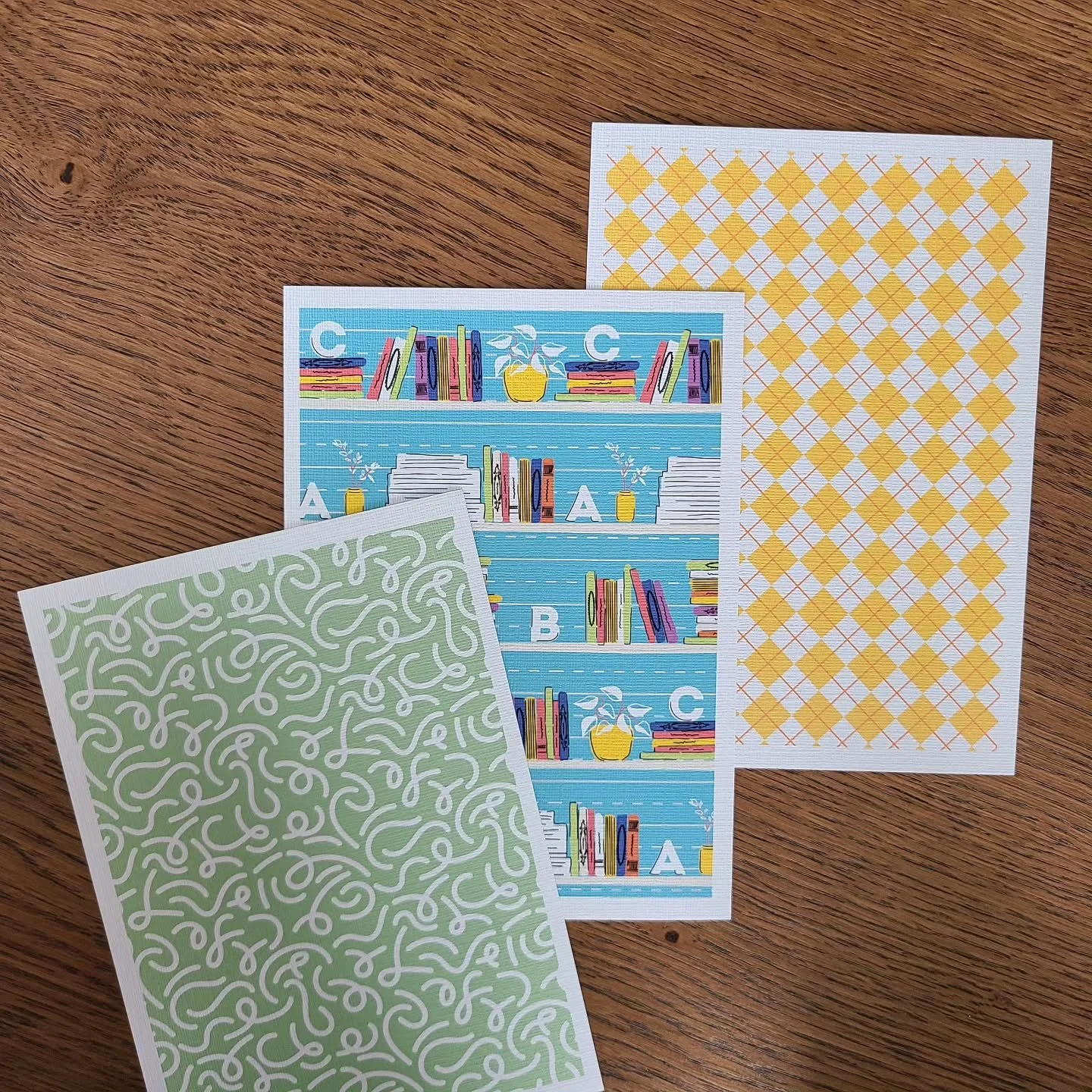 There's something wonderful about printing out a collection. I am loving these colours!

#surfacepatterndesigner #surfacepatterndesign #textiledesigner #fabricdesigner #stationerydesign #artlicensing #artlicencing #artlicensingcollection #canadiandes