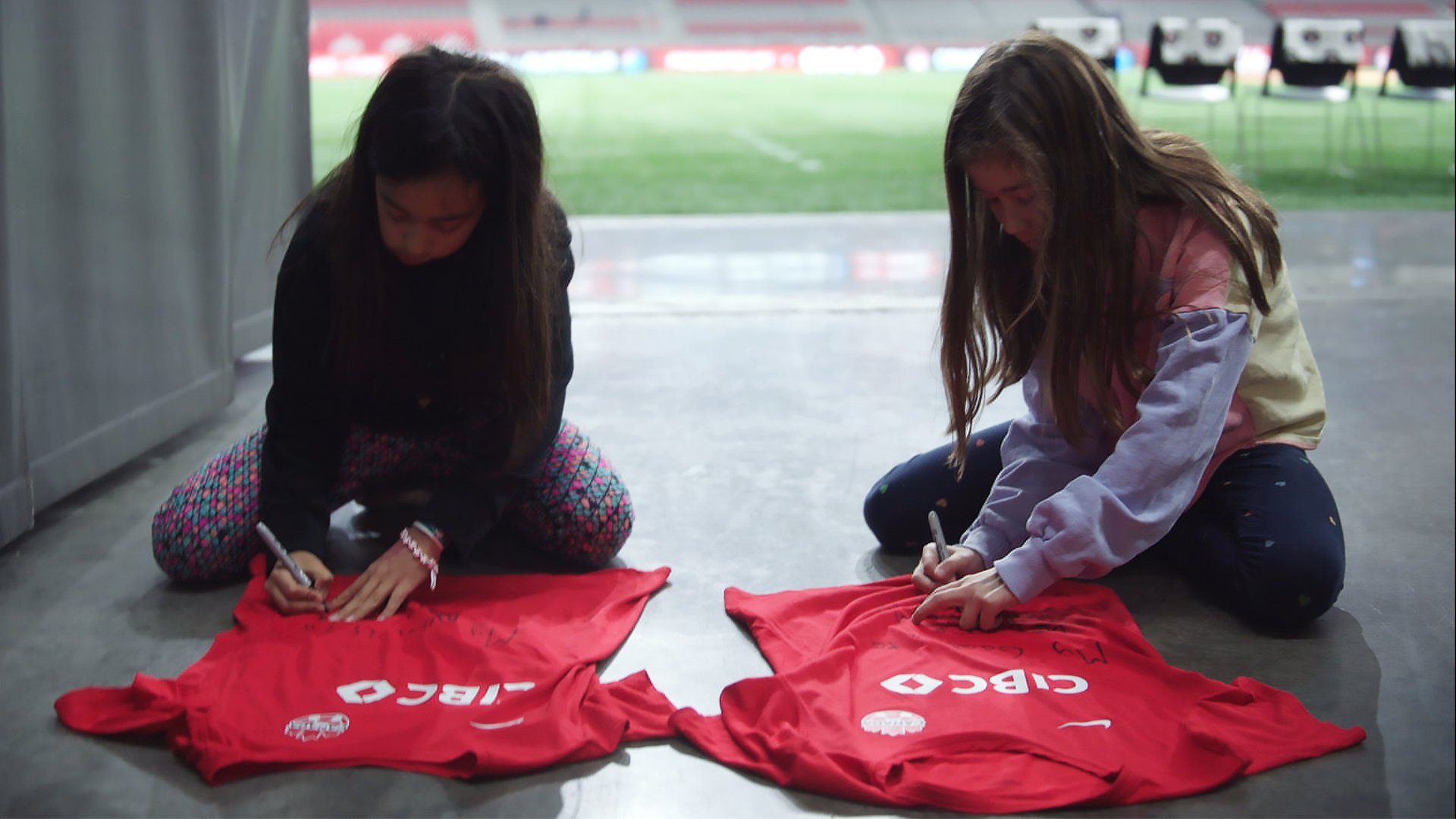 190Girls_Signing.jpg