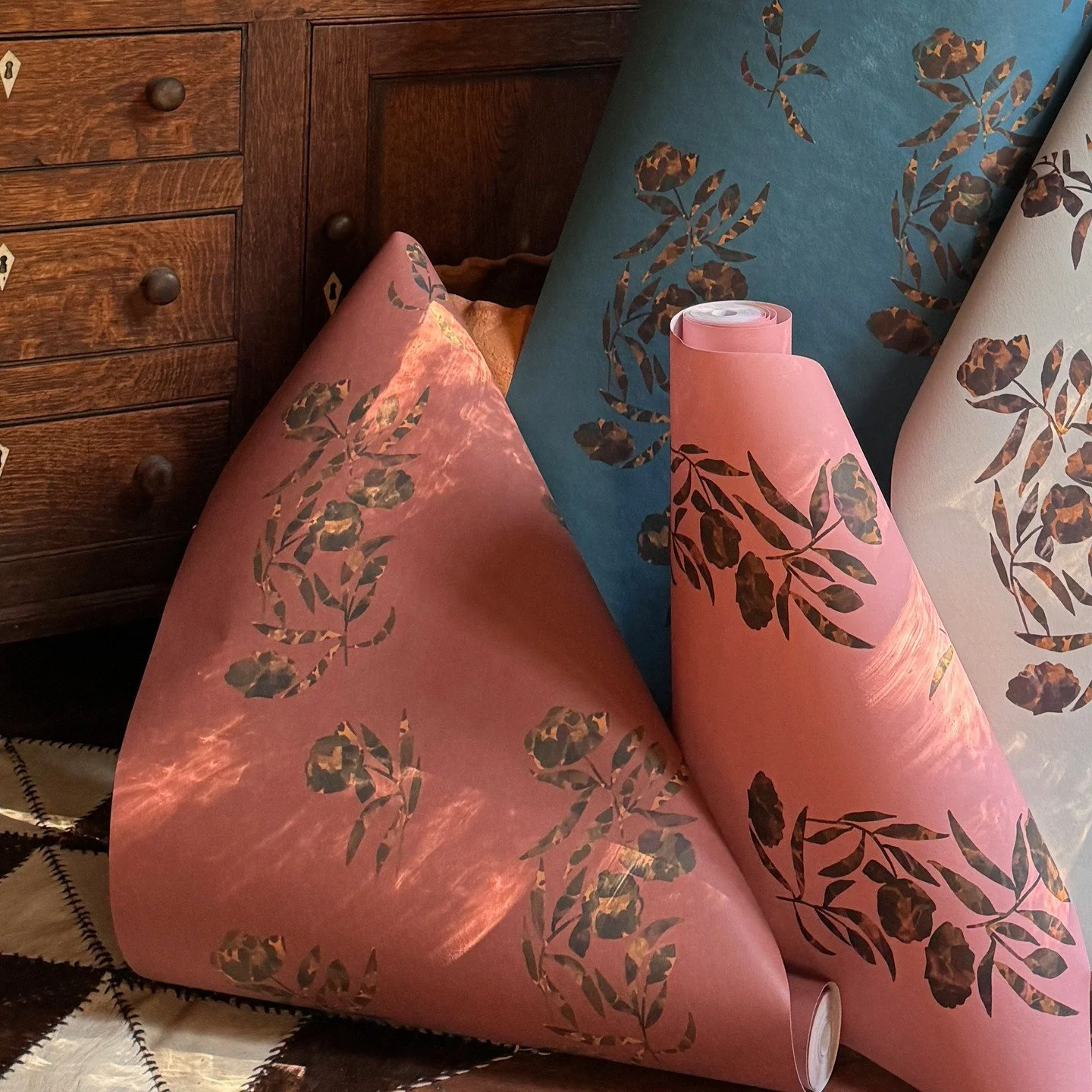 Tortoiseshell Botanical #wallpaper #wallcoverings #interiordesign #nikiwadlington #decor