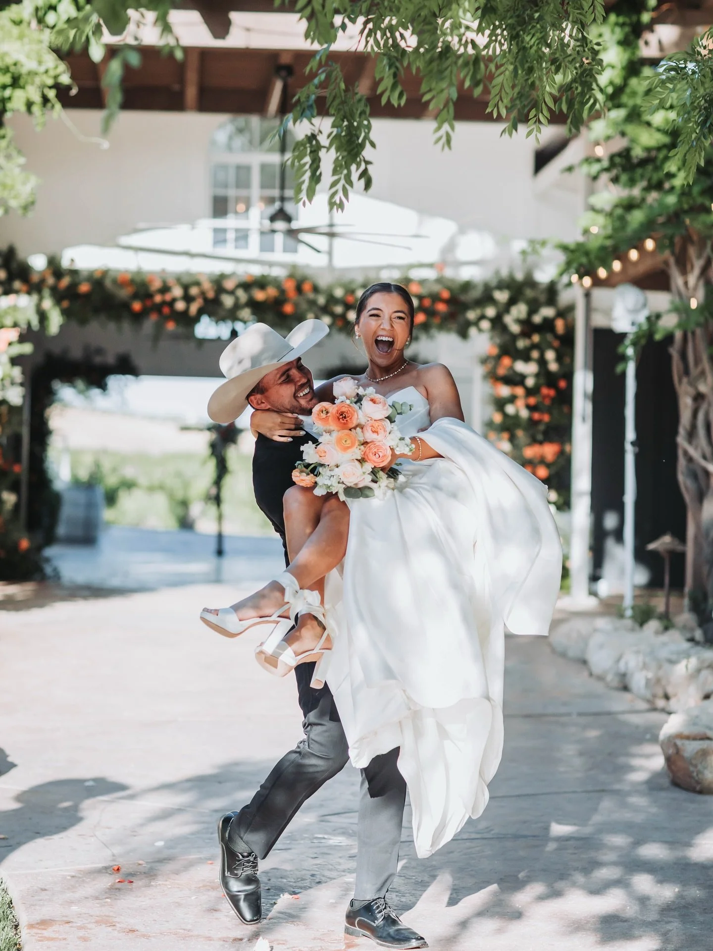 😍 What an entrance!! May your love shine forever and grow stronger with time!

Moments like these remind me why I&rsquo;m so grateful to be a DJ. I&rsquo;m thankful for every single couple who chooses to trust and work with me.

Celebrating your lov