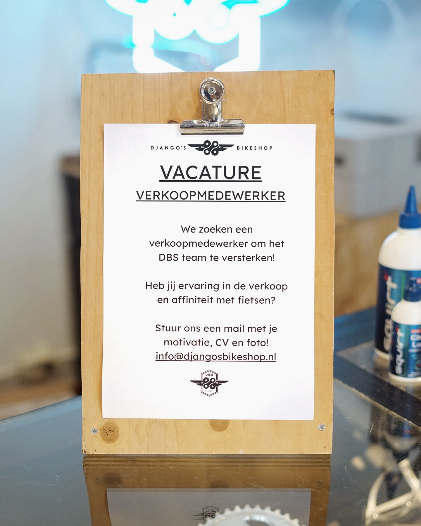 We komen handen tekort en dus willen we ons enthousiaste team uitbreiden met een ervaren en klantgerichte verkoopmedewerker! Onze shop is altijd in beweging, ontwikkeling en zo ook groeiende. Om daarbij onze persoonlijke en kundige benadering richtin