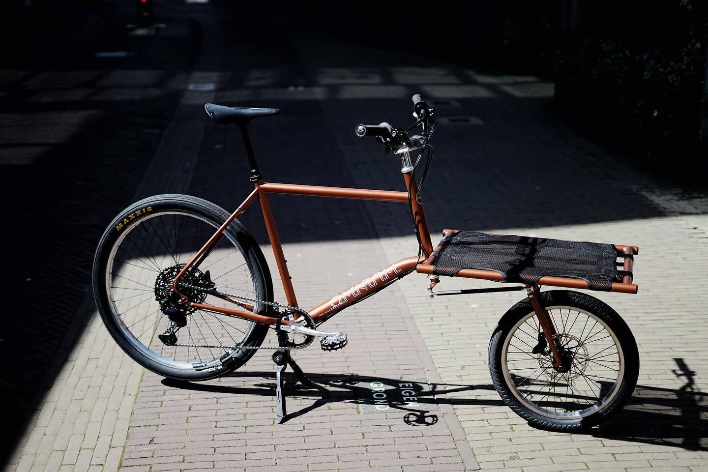 Our mechanic Frank built himself a custom @omnium Mini-Max 👀 

With a handbuilt wheelset with velocity rims, vintage crankset and raw CNC&rsquo;d stem the details really come together on this build! The copperhead colourway with shiny silver compone