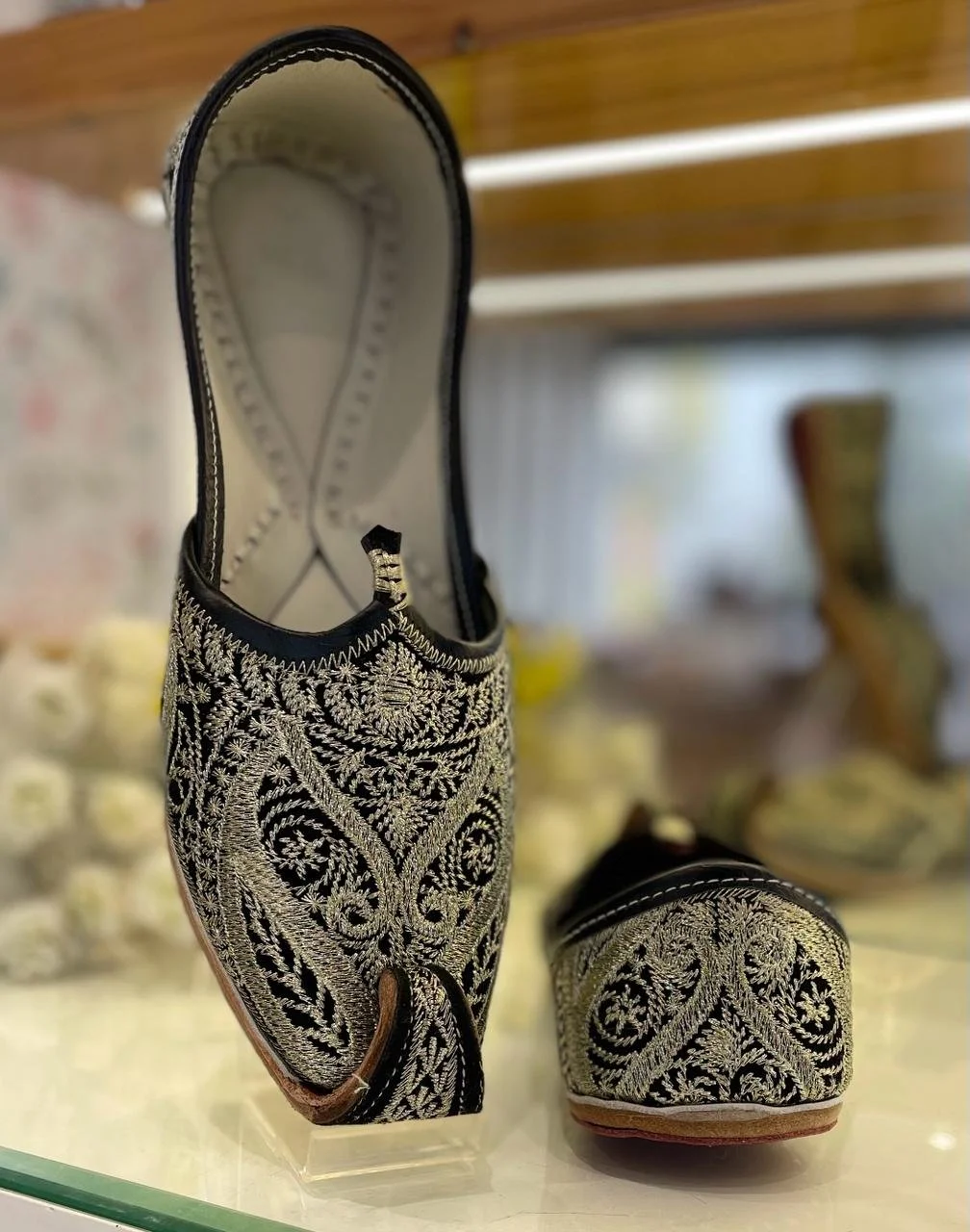 MEN BLACK ZARI JUTTI