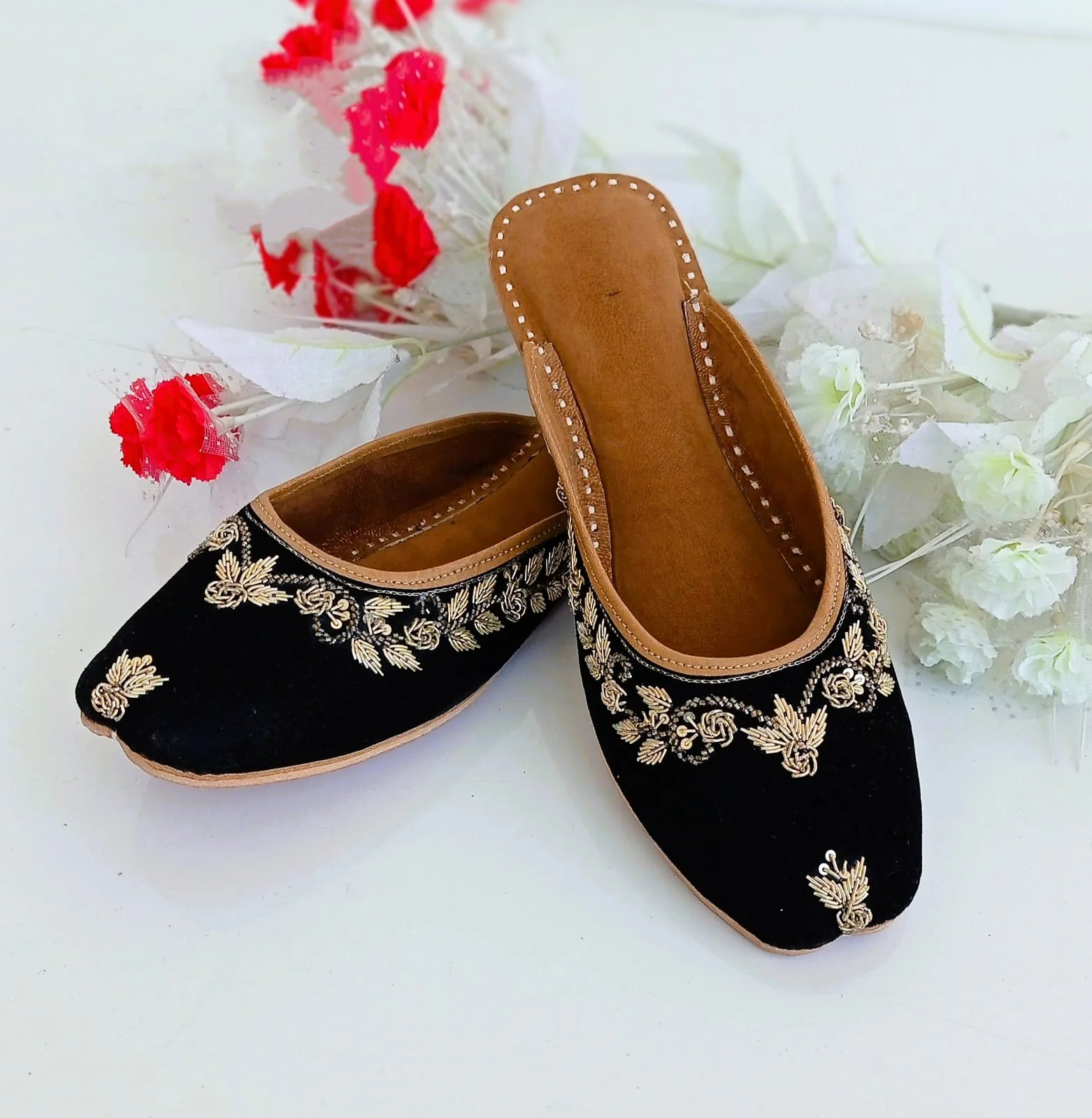 BLACK THREAD SLIPPER