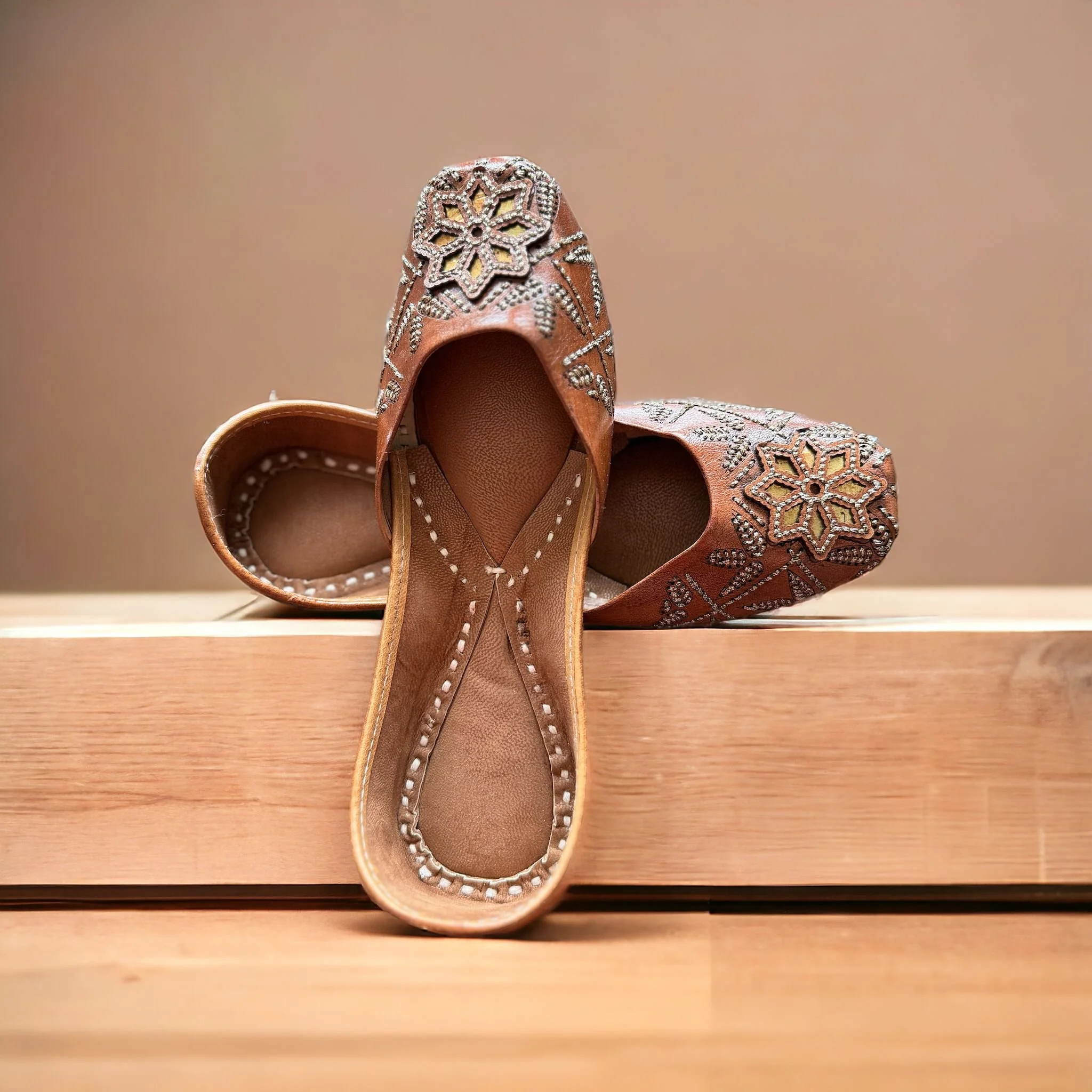 LEATHER JUTTI WITH FLOWER DESIGN
