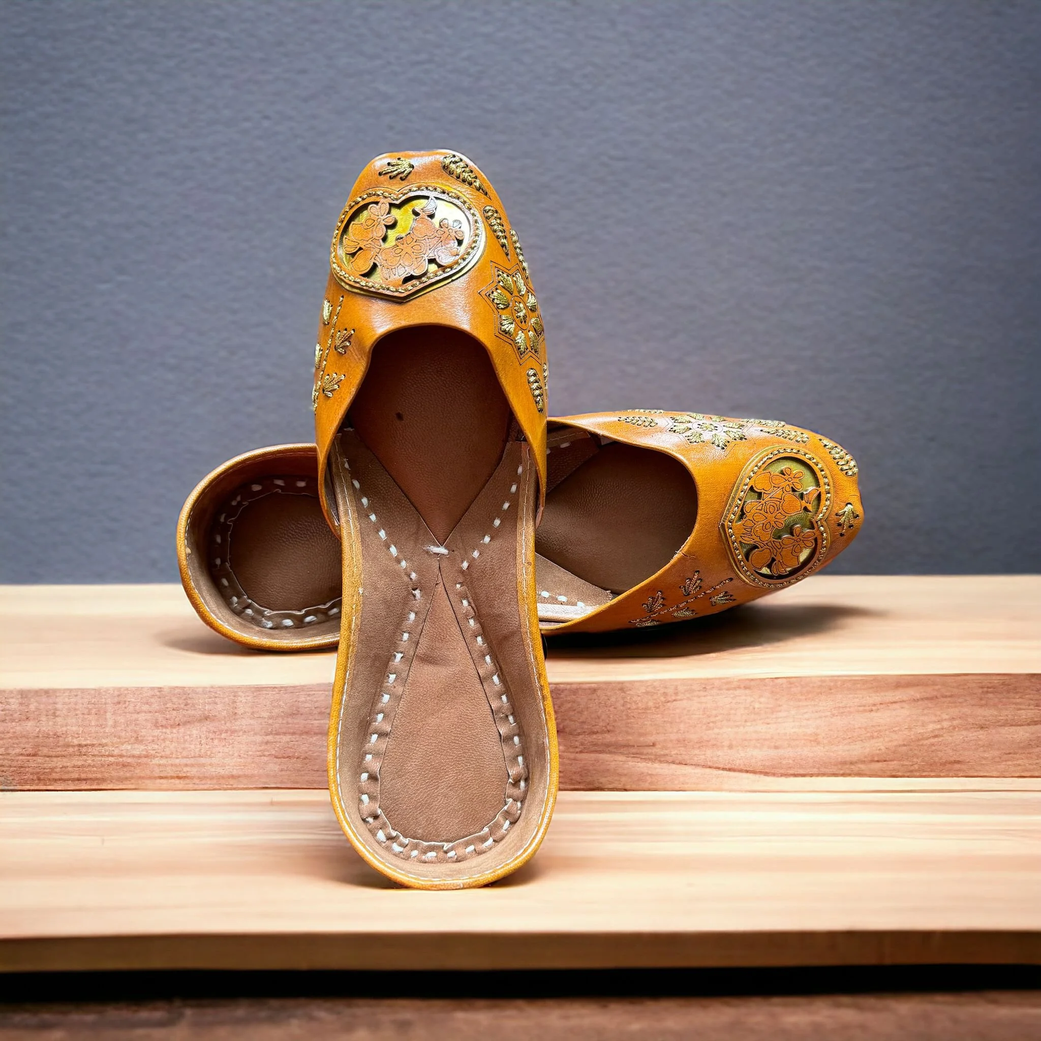 LEATHER JUTTI WITH HEART DESIGN