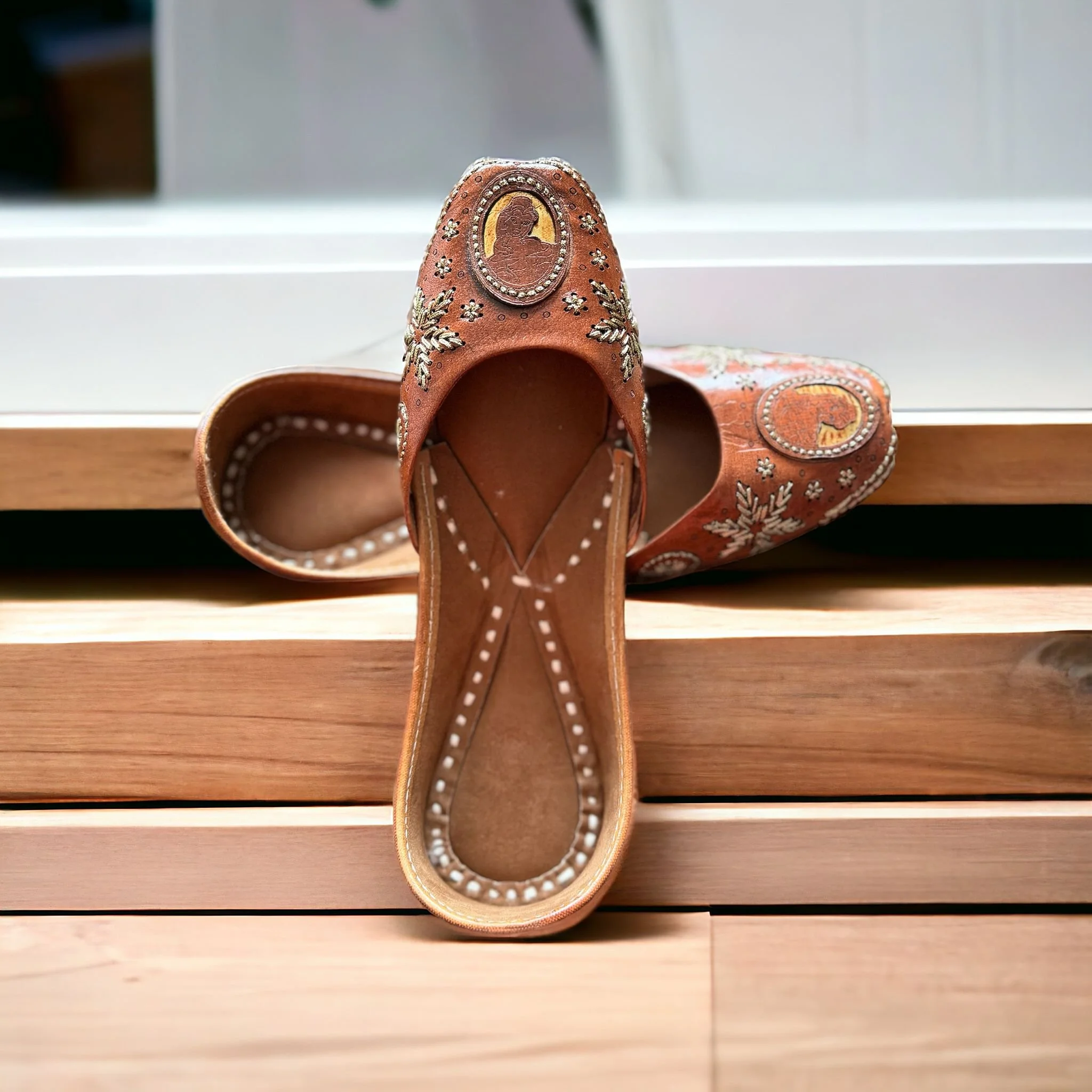 BROWN LEATHER JUTTI