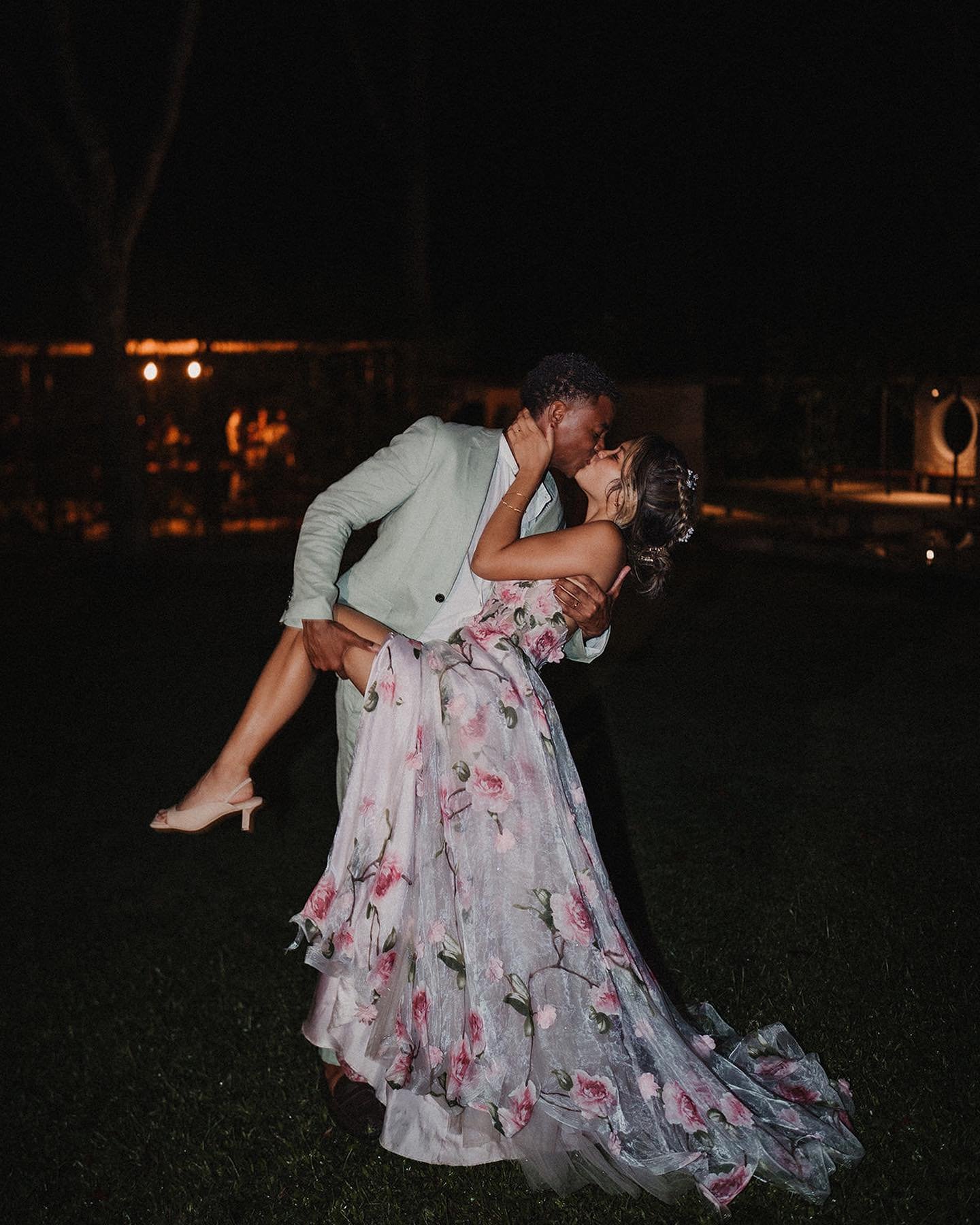 Like a flower bending in the breeze
Bend with me, sway with ease
When we dance, you have a way with me
Stay with me, sway with me