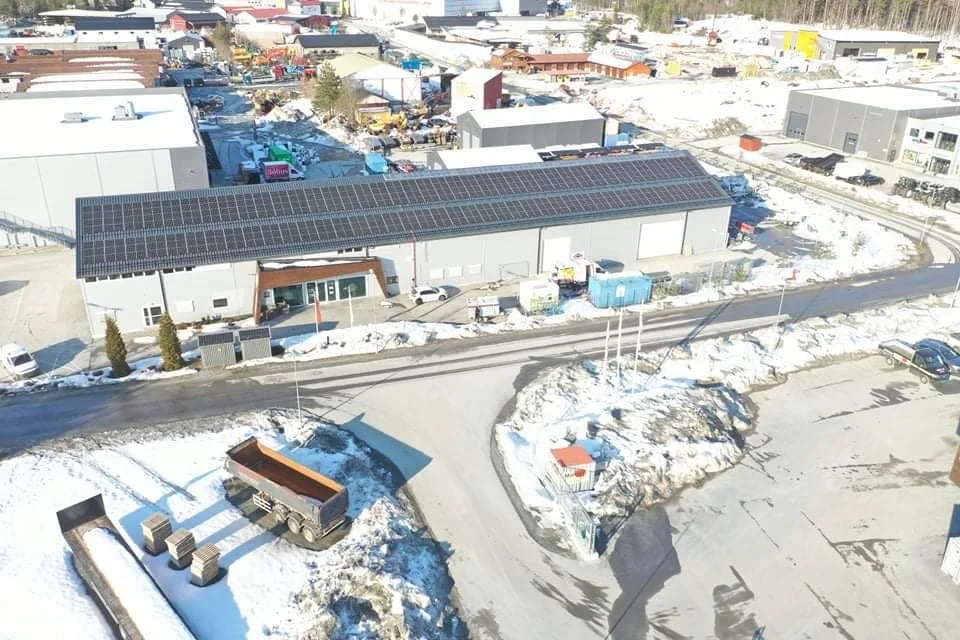 Utenpaliggende solceller naeringsbygg vestlandet 2.jpeg