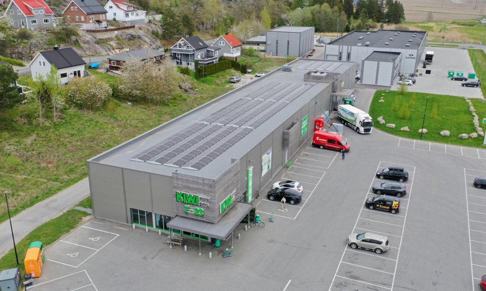 Utenpaliggende solcellepanaler naringsbygg Kiwi Vestkilen 4.jpg