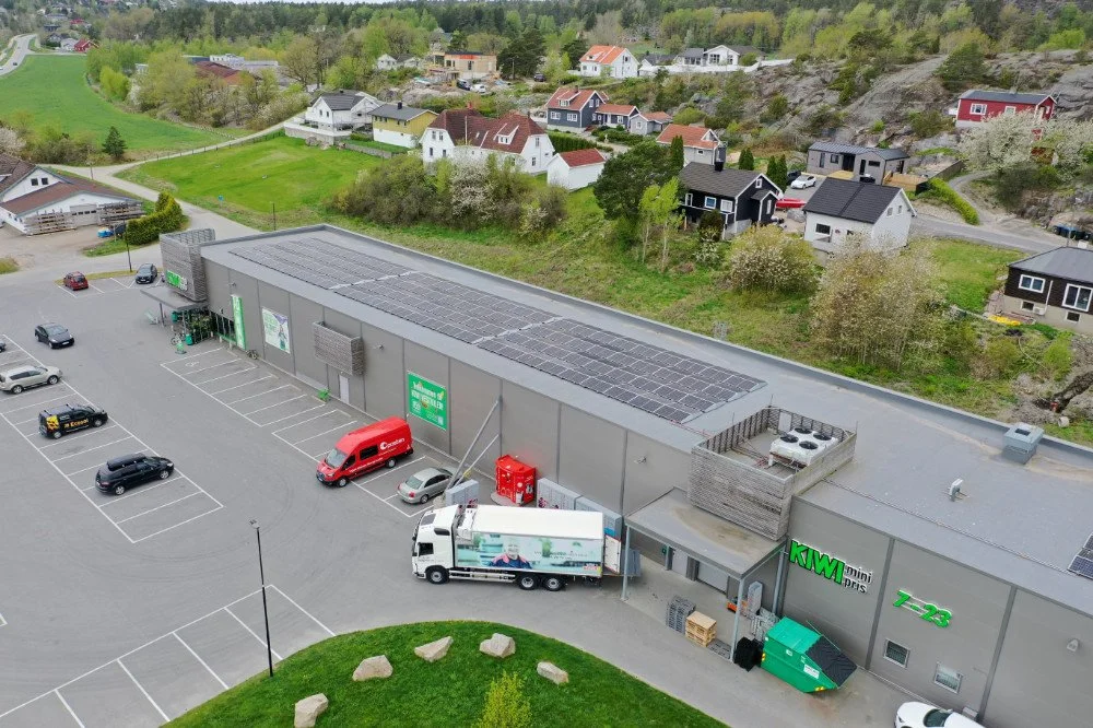 Utenpaliggende solcellepanaler naringsbygg Kiwi Vestkilen 3.jpg