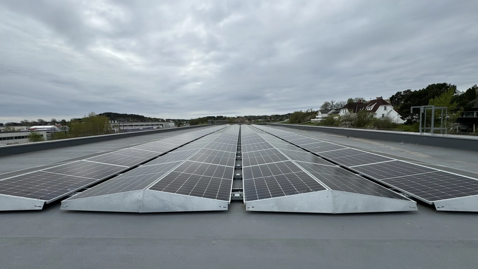 Utenpaliggende solcellepanaler naringsbygg Kiwi Vestkilen 5.jpg