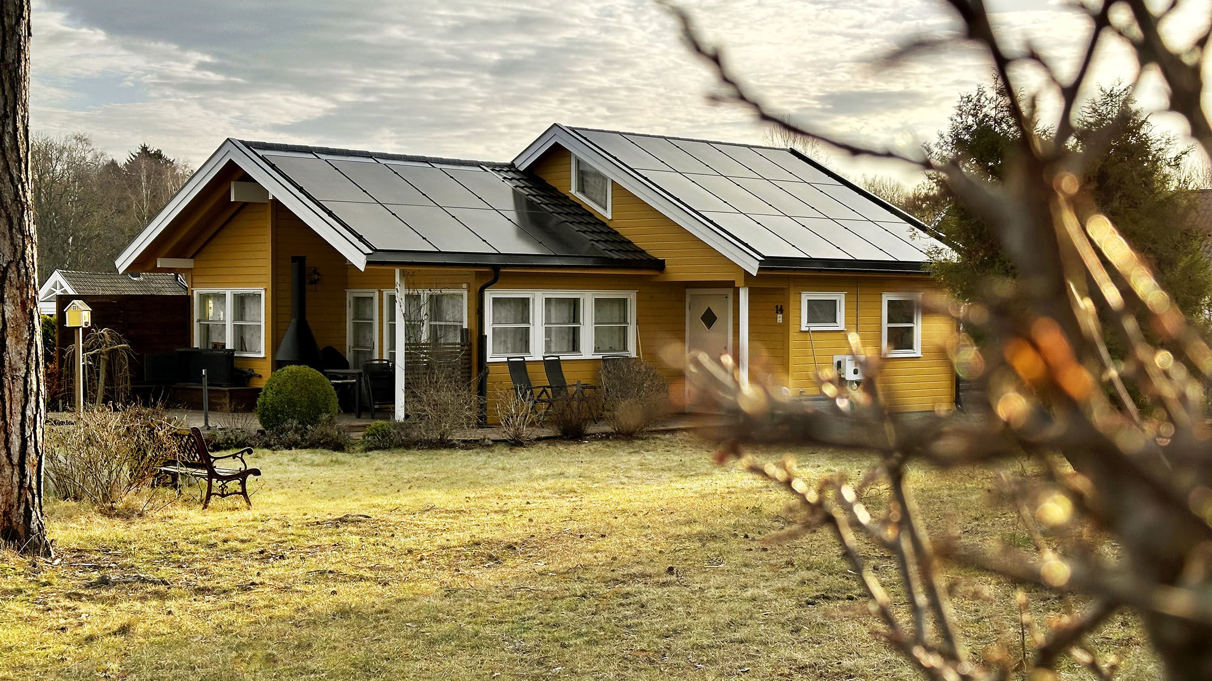 Inegrerte solceller GSE gul hytte fuglevik web.jpg