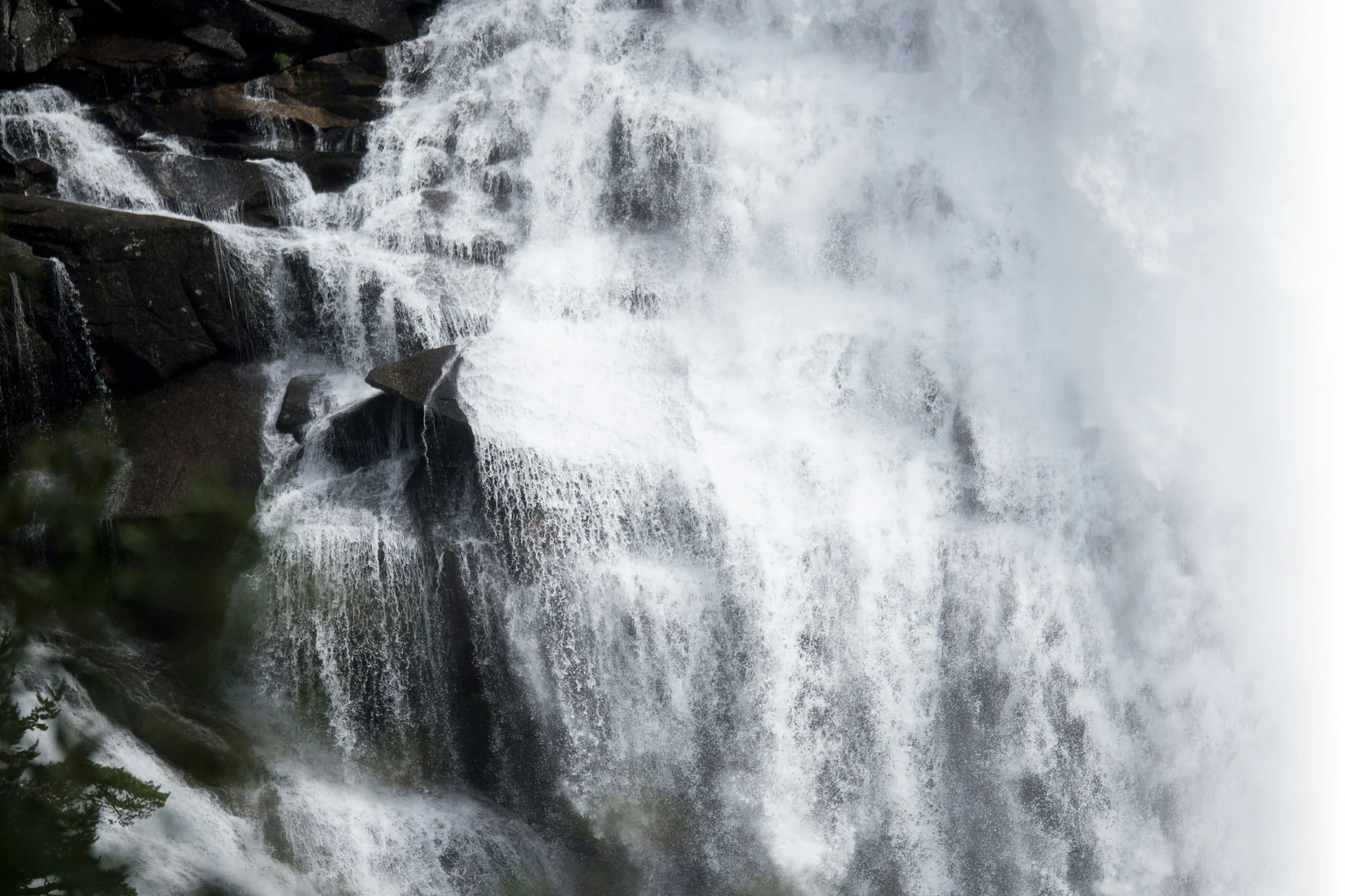 Fossefall med vann som styrter nedover høyt fra en klippe