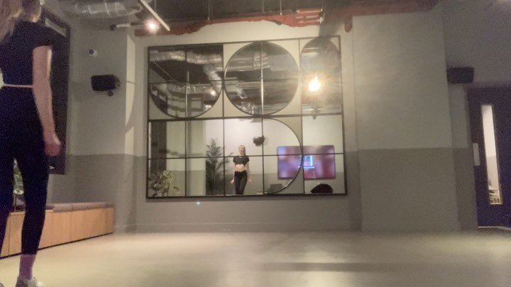 Sneaky vids from some unexpected free studio time this evening 🤓

The first video is the kind of routine I want to teach in the future for all those solo Latin dancers out there 💃🏼💃🏼

And the second started off with the basic Waltz I&rsquo;ll be