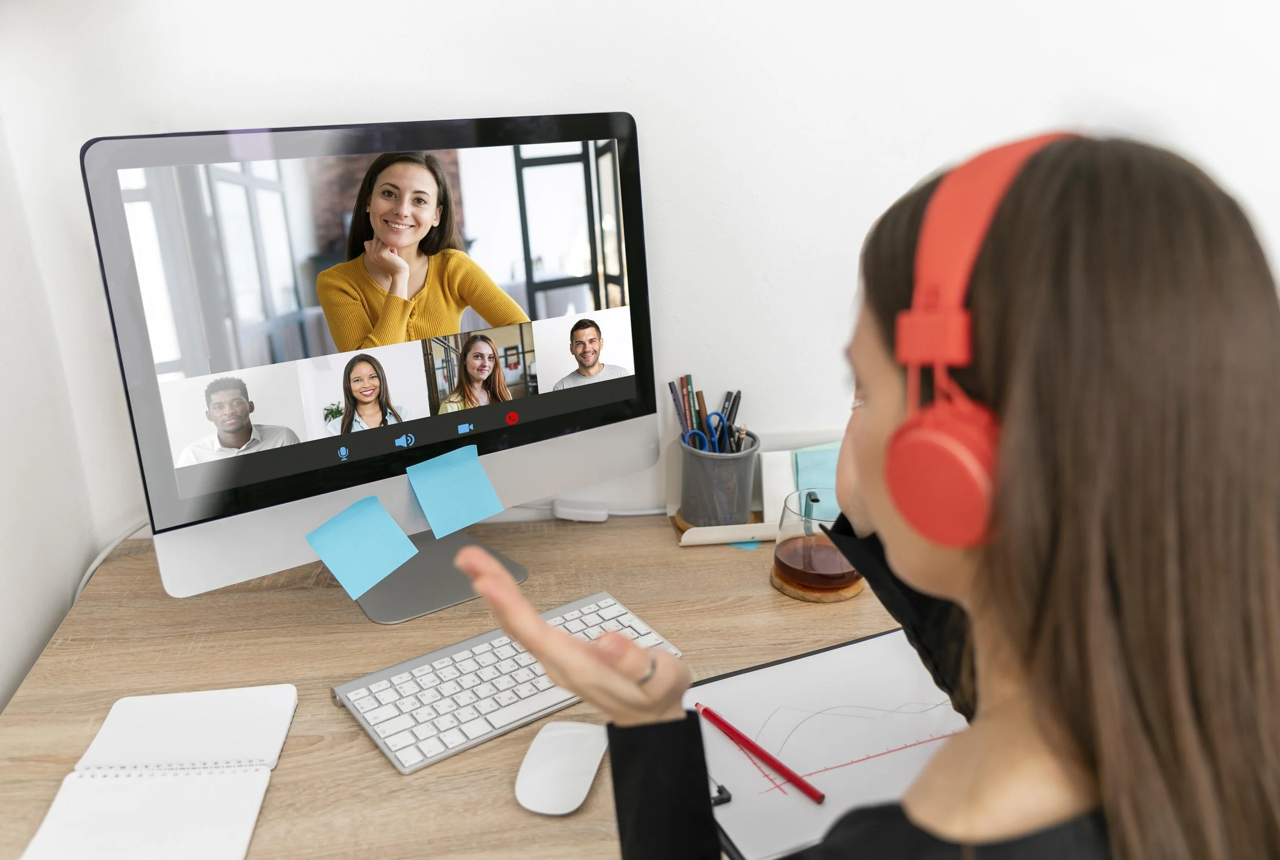 Online language instructor teaching students through a live virtual class