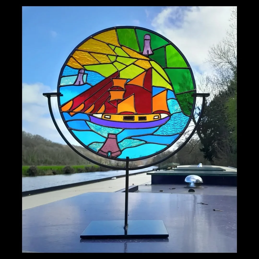 'Homage to Wallis'

Tiffany style stained glass 

305mm diameter 

#glass #stainedglass #artdeco #glassart #abstract
