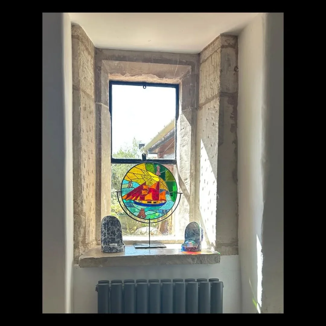 'Homage to Wallis '

Lovely photo of the piece in its new home 😁.

#glass #stainedglass #artdeco #glassart #abstract