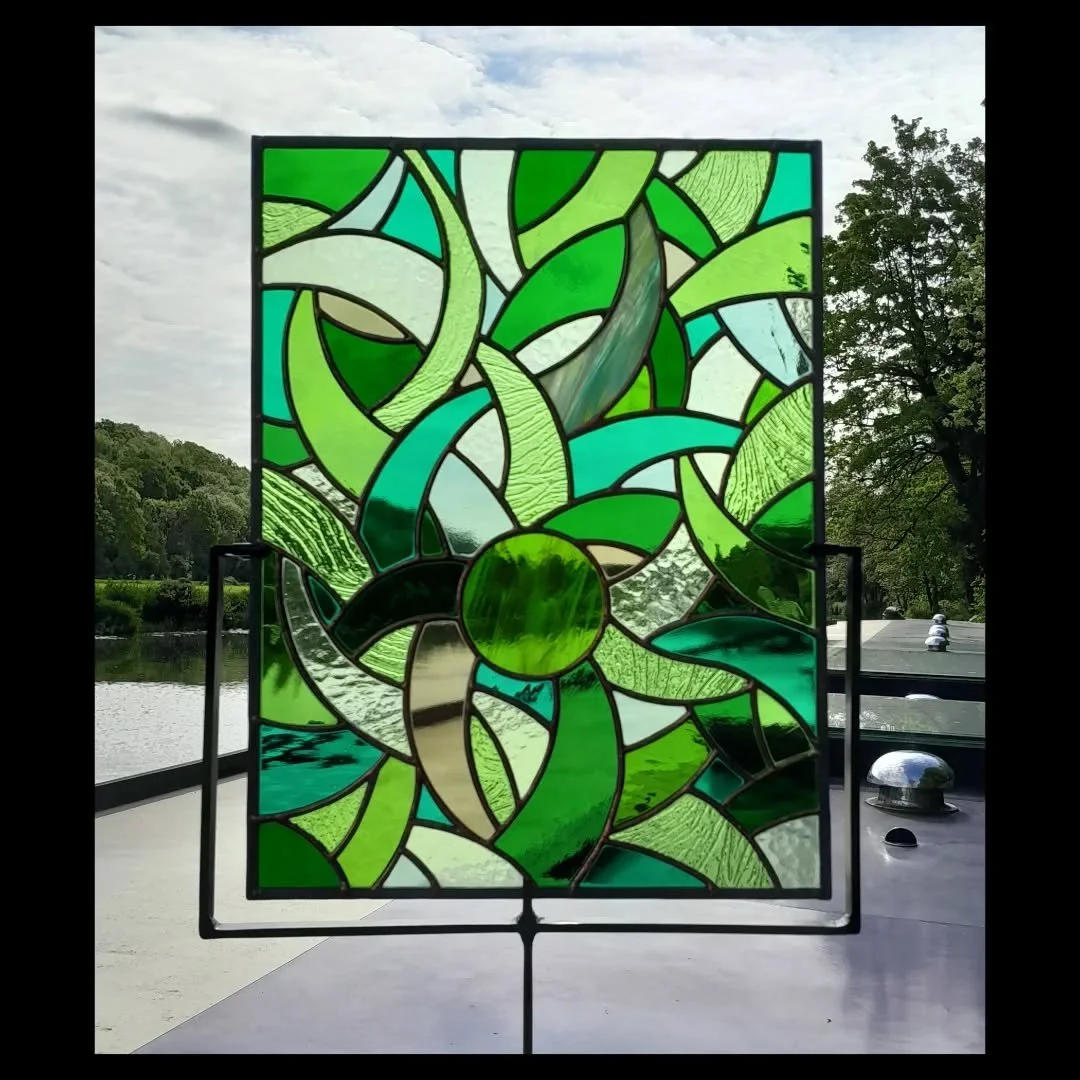 'L'equipe verte'

Tiffany style stained glass 

400mm x 300mm 

What a difference a ray of sunshine makes 😁. 

Avaliable shortly.&nbsp; Click the link in my bio to head over to my shop or DM me.

#glass #stainedglass #artdeco #glassart #abstract
