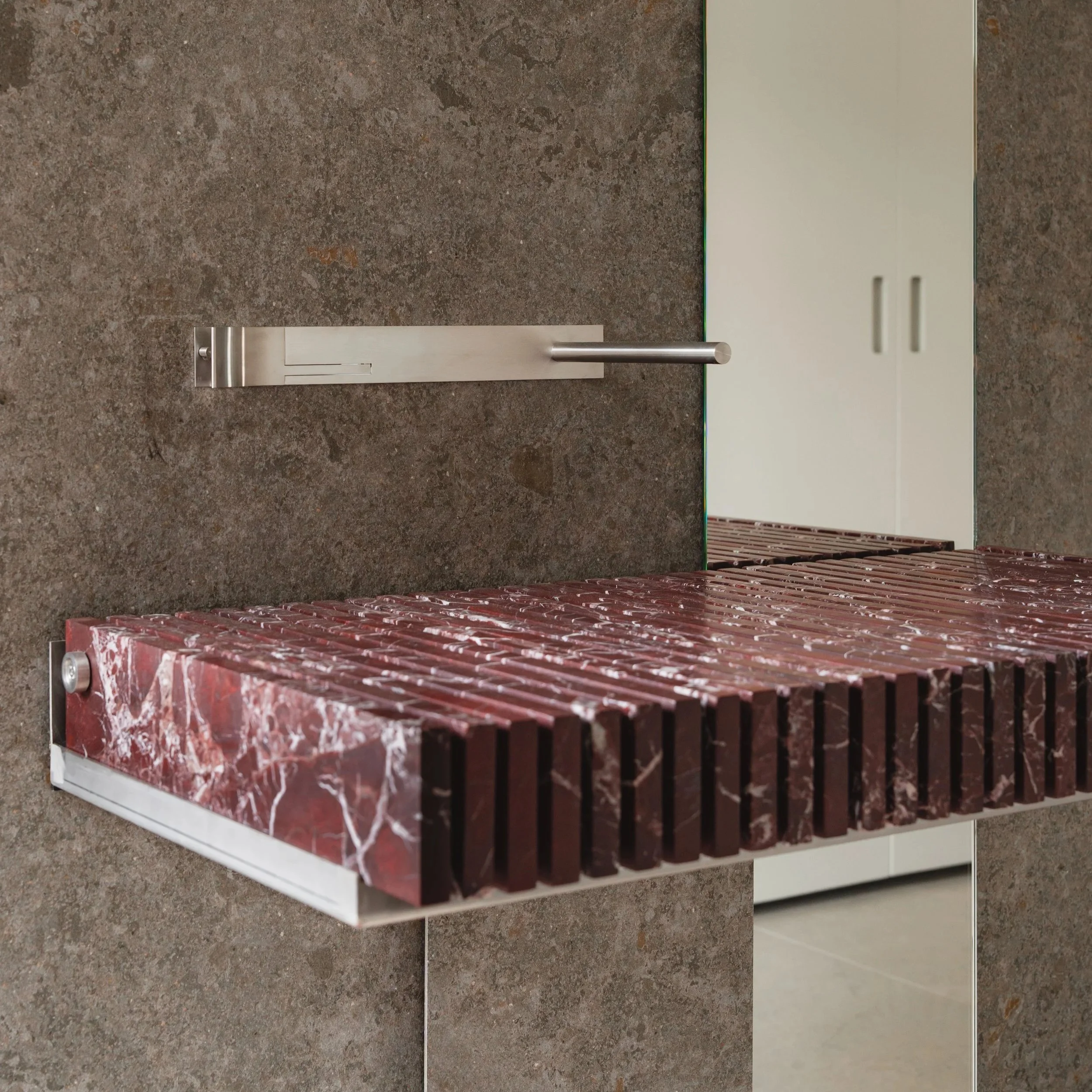 Piano marble sink by Serafini highlighting natural veining and elegance.