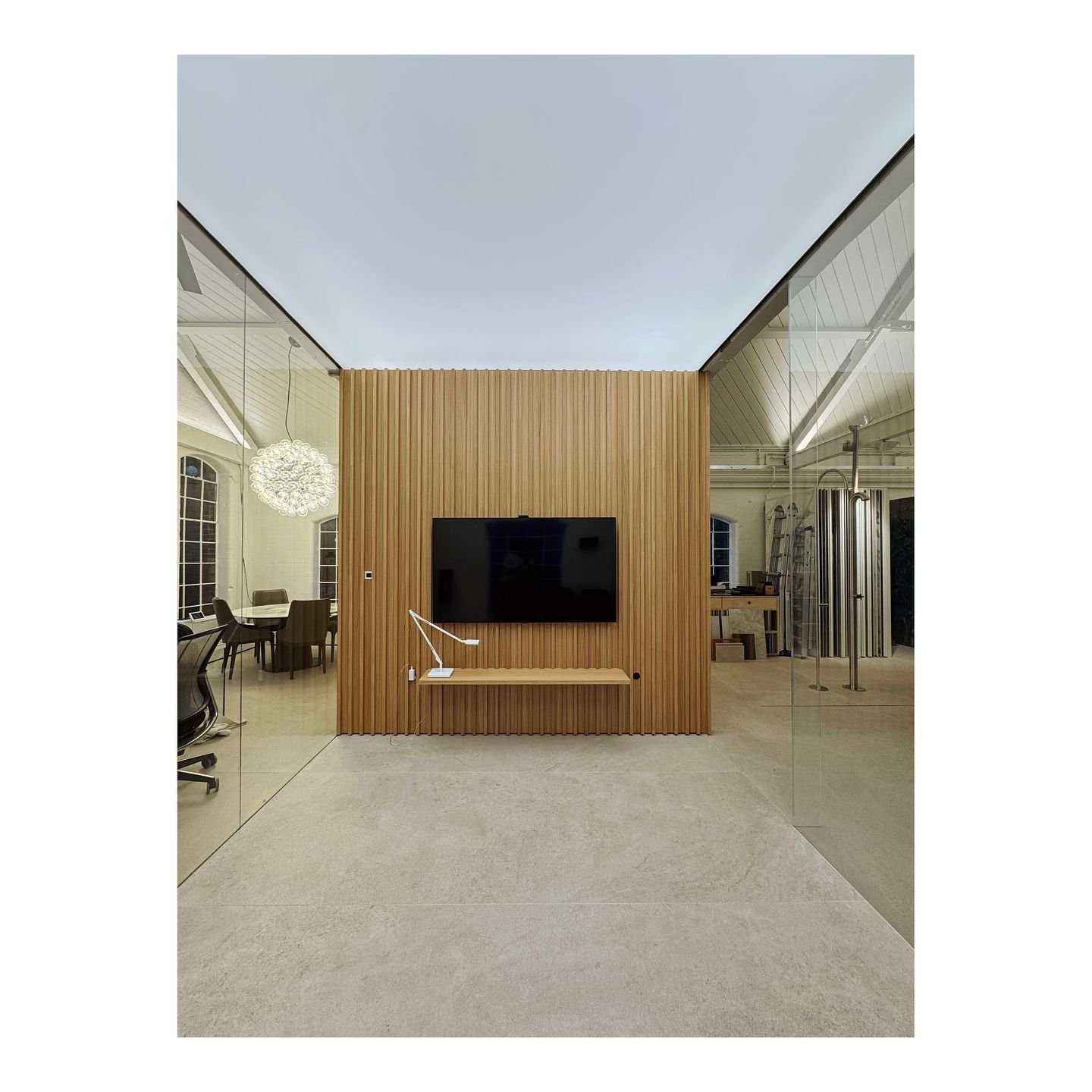 Our meeting room now feels like a meeting room. Above the illuminated ceiling are acoustic panels, so presentations and meetings can be held in privacy. Tomorrow the two large porcelain sliding doors will be installed from @res.srl. The beauty with R