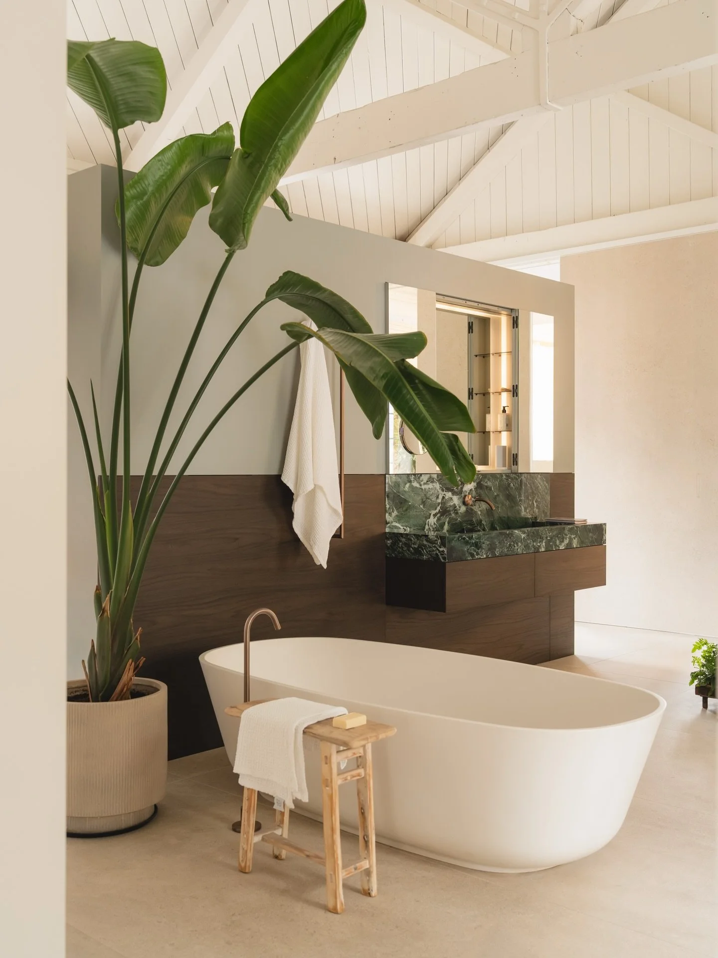 Bathroom showroom display: an elegant combination of materials and details, from the leading European brands. Some beautiful bathroom projects scheduled for 2026.