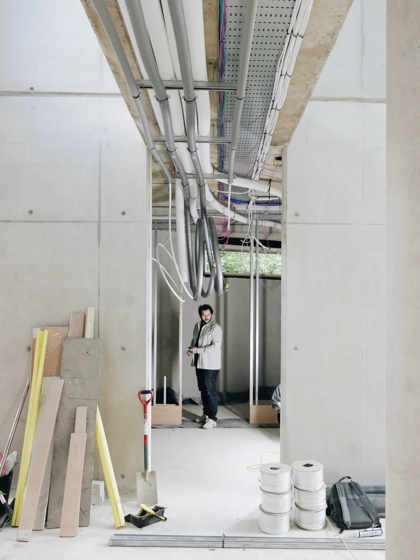 One of our strengths is the integration between architecture and furniture. The technical understanding behind our interior design and subsequent implementation make for beautiful homes.