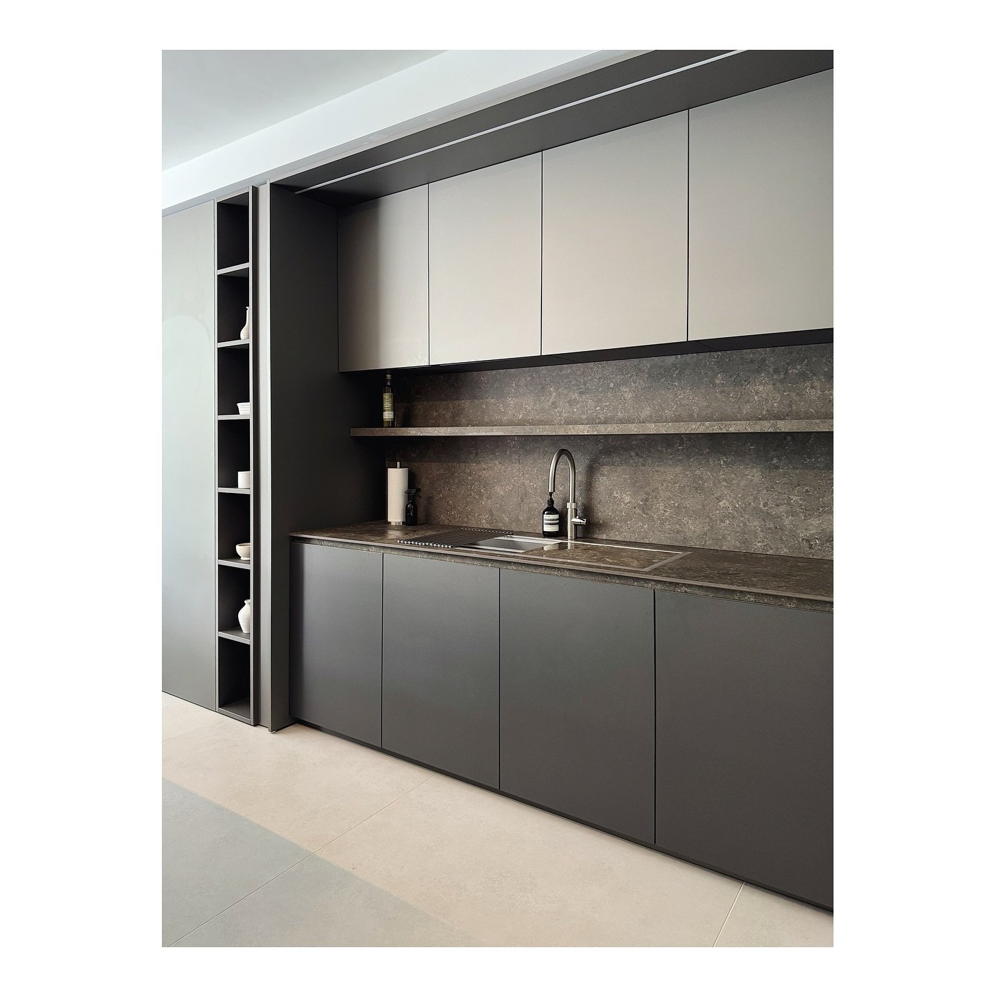 MDi Brenta by Inalco bespoke shelf, fabricated by @hoare_banks_stonemasons for this local kitchen project.

#interiordesign #interiorarchitecture #interiors #kitchendesign #kitchenarchitecture #project #mdi #inalco #madeinspain #zampieri #zampiericuc