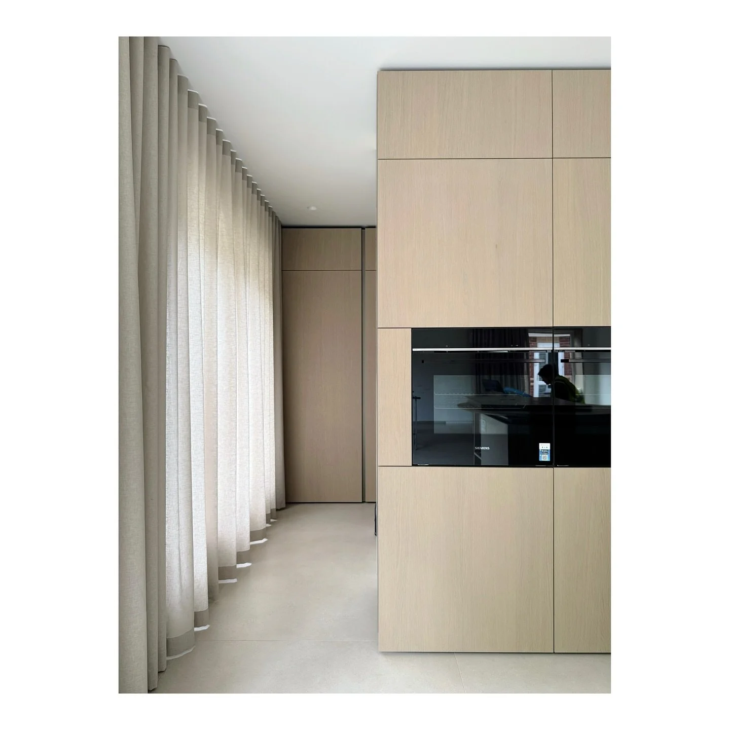Beautiful composition with the extra wide 750mm tall units. In the foreground side by side ovens and set back an integrated washing machine and dryer stack. The tall units are also the maxi door, leaving a 10mm shadow gap for door opening. All furnit