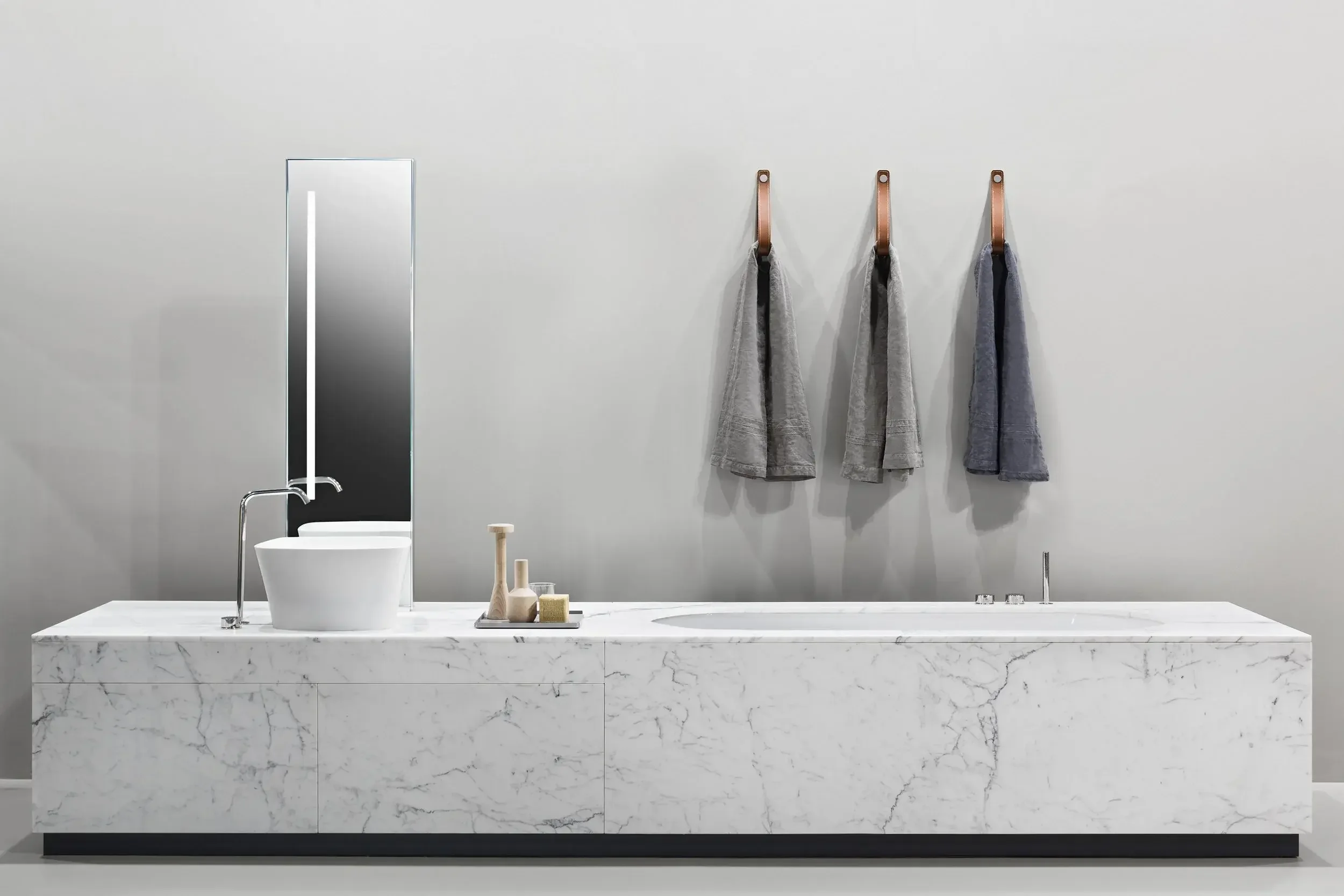 Modern Makro Carrara bathtub with white porcelain vanity and basin sink, designed by Abitalia South Coast in Dorset, Hampshire, and Surrey.