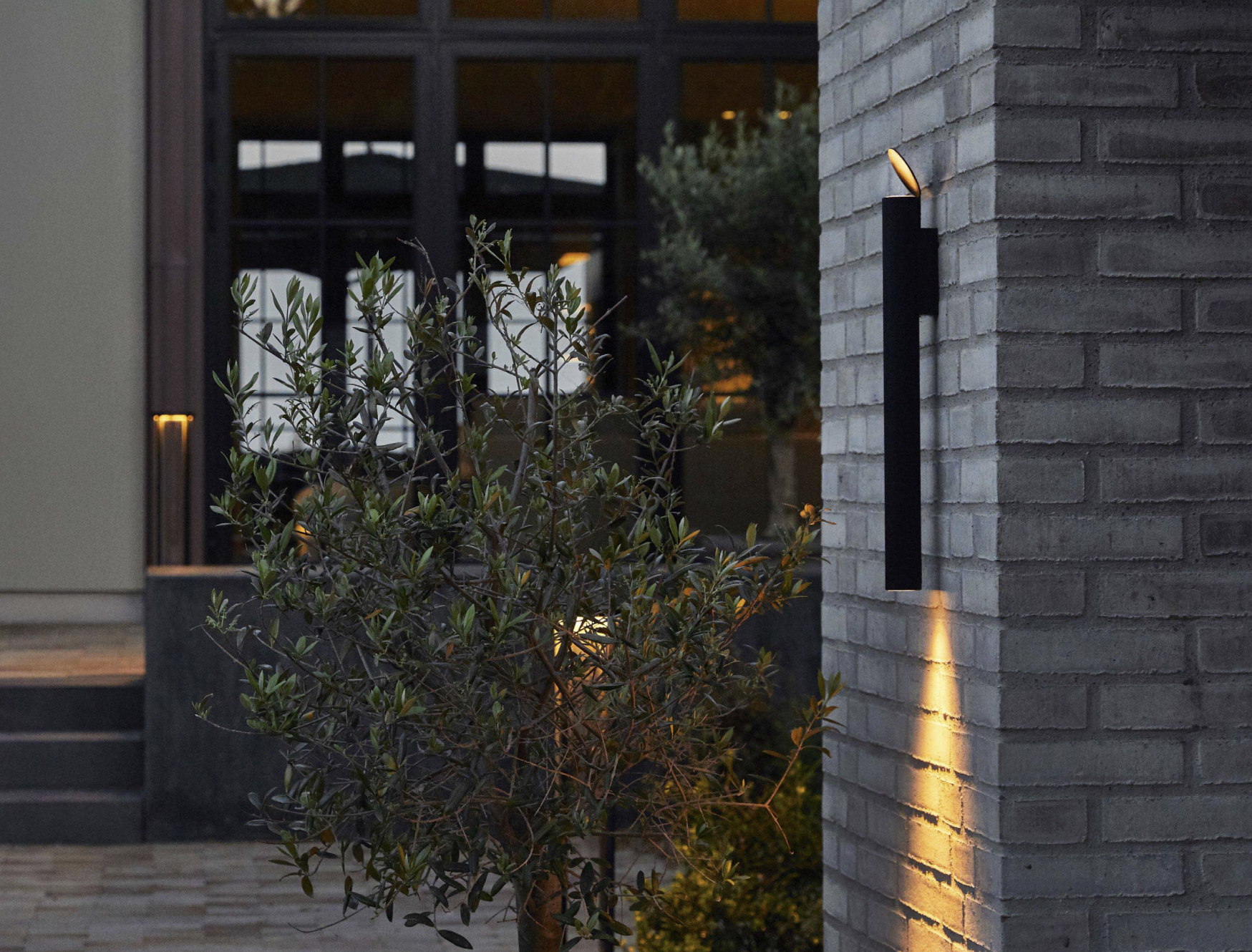 Flauta Spiga 2 Wall Light by Flos with sleek exterior design for modern patio