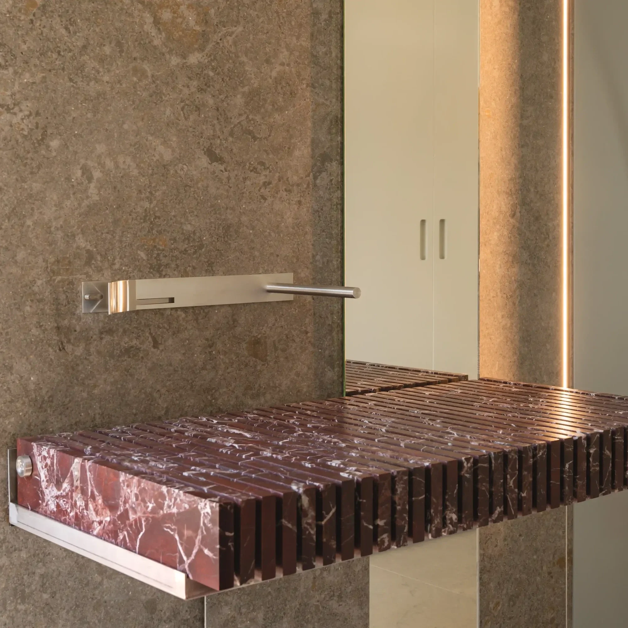 Piano marble sink by Serafini highlighting natural veining and elegance.