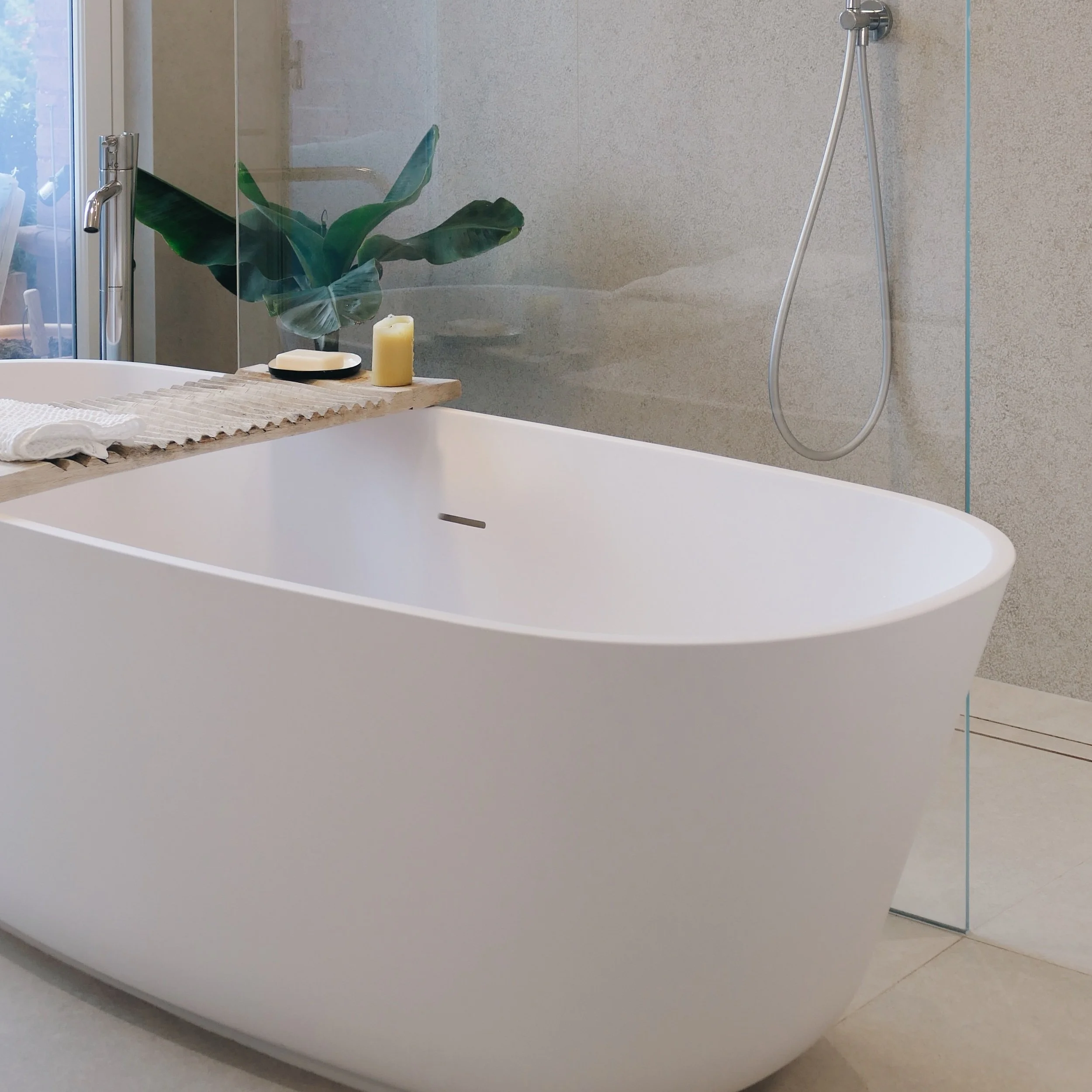Baìa Bathtub by Antoniolupi in Cristalplant with minimalist oval design.