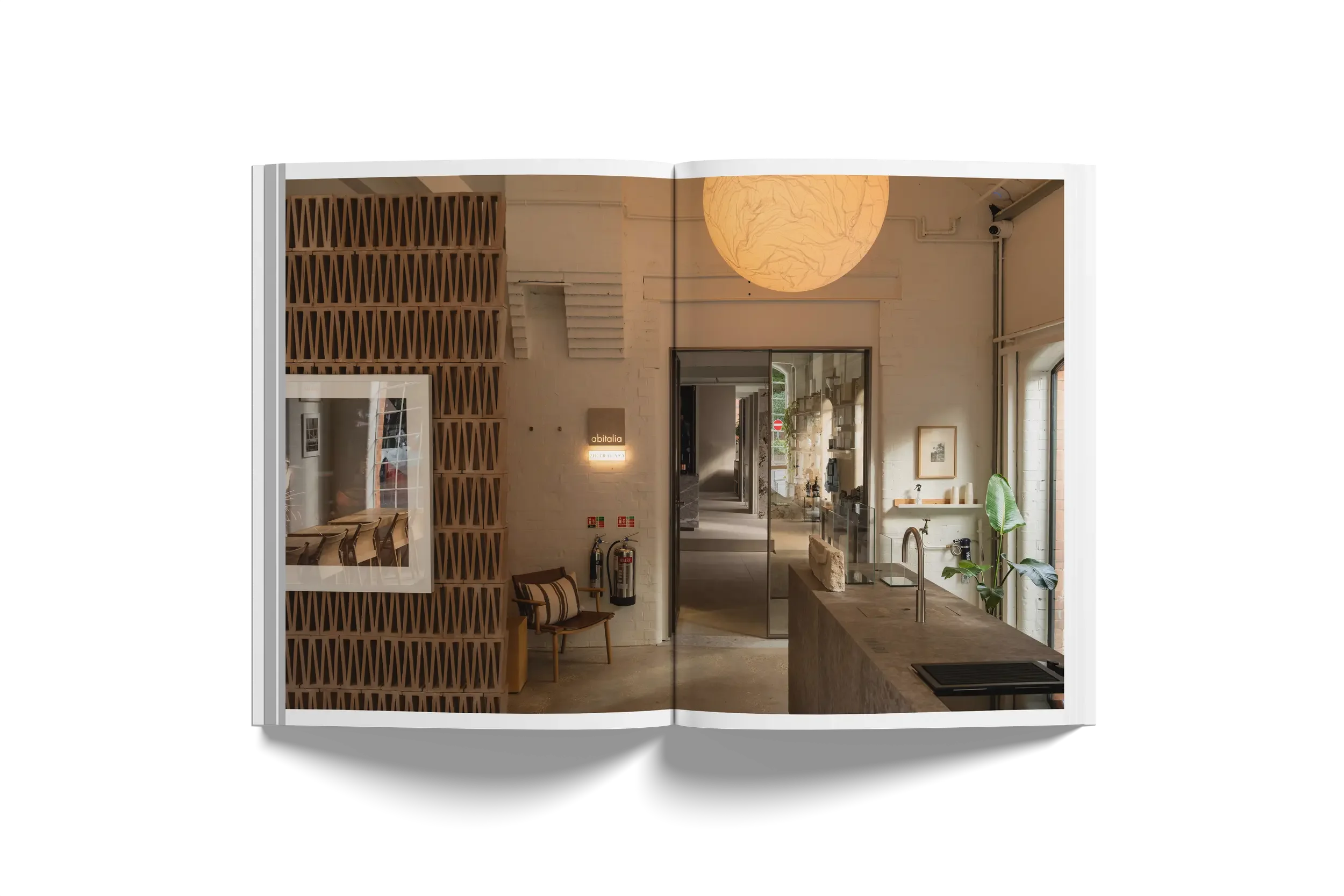 At Abitalia South Coast in Poole, Dorset, discover Moon 120 by Davide Groppi, December by Nikari, Celosia Stone by Mutina, architectural porcelain slabs, and Rimadesio hinged doors.