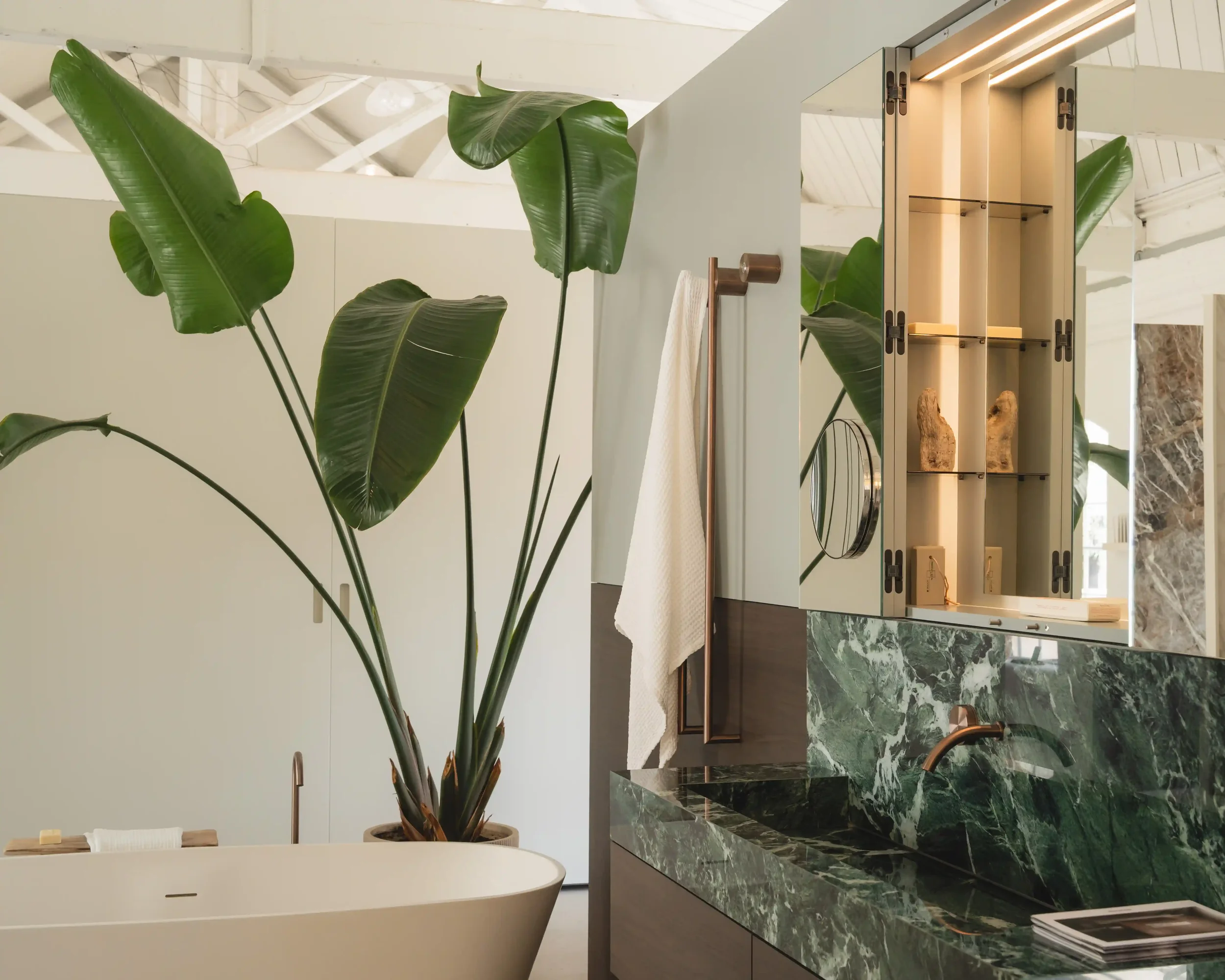 Hidden linear drain of the Maxi sink, enhancing the minimalist design and clean lines.