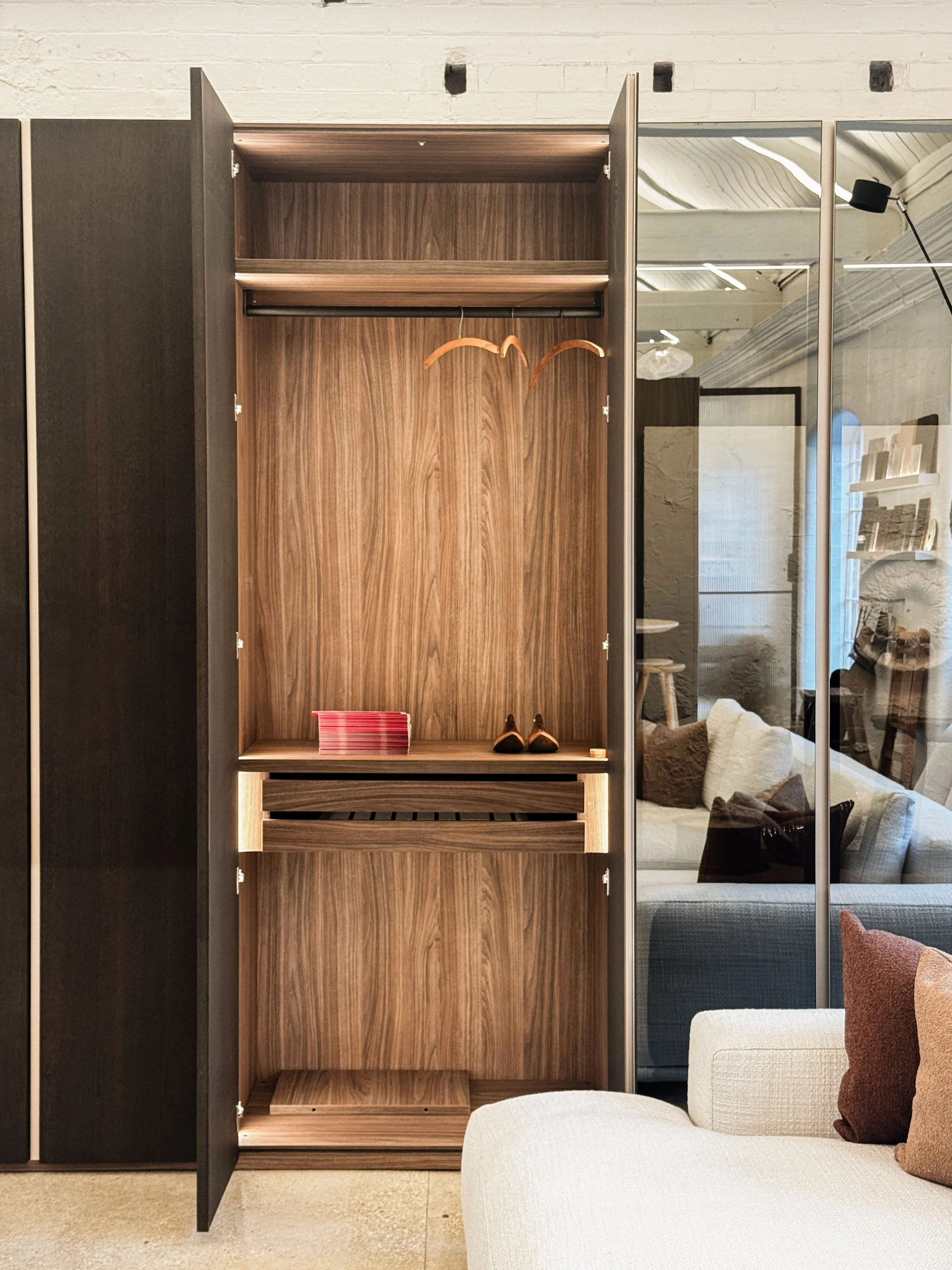 Giellesse_Wardrobes_Showroom_Display (8).jpg