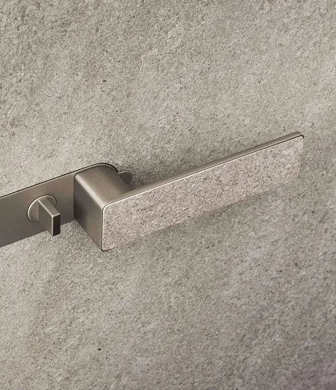 Minimalist metallic Rimadesio Inalco door handle, supplied by Abitalia South Coast in Dorset, Hampshire, and Surrey, UK